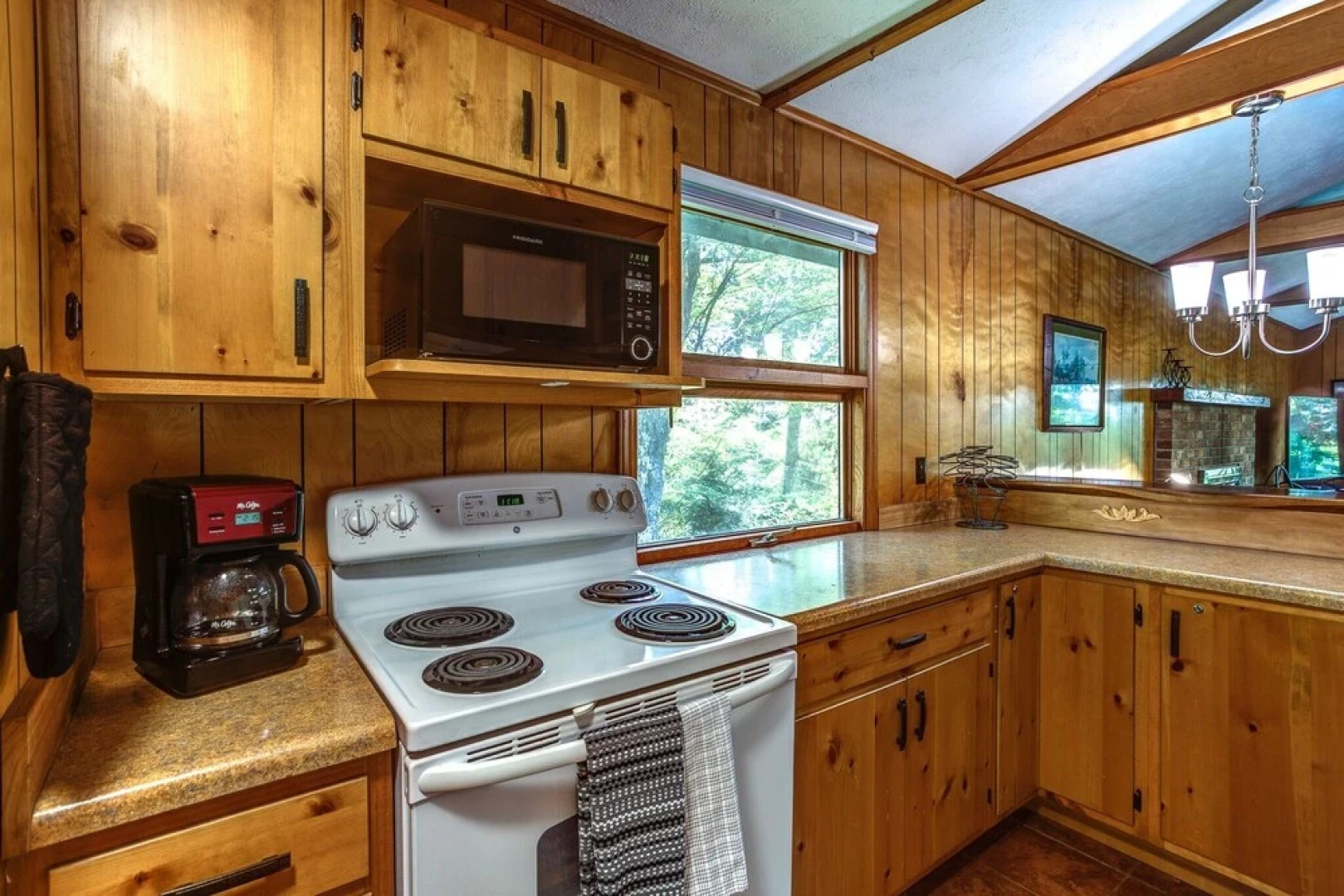 Alpine Walking Distance To App Ski 2 Bedroom Cottage by Redawning