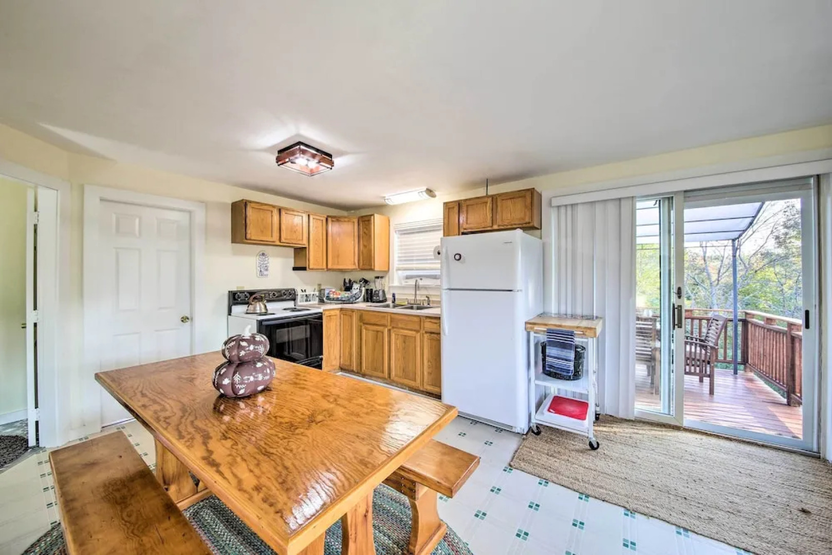 Boothbay Apt w/ Furnished Deck ~ 1 Mi to Bay