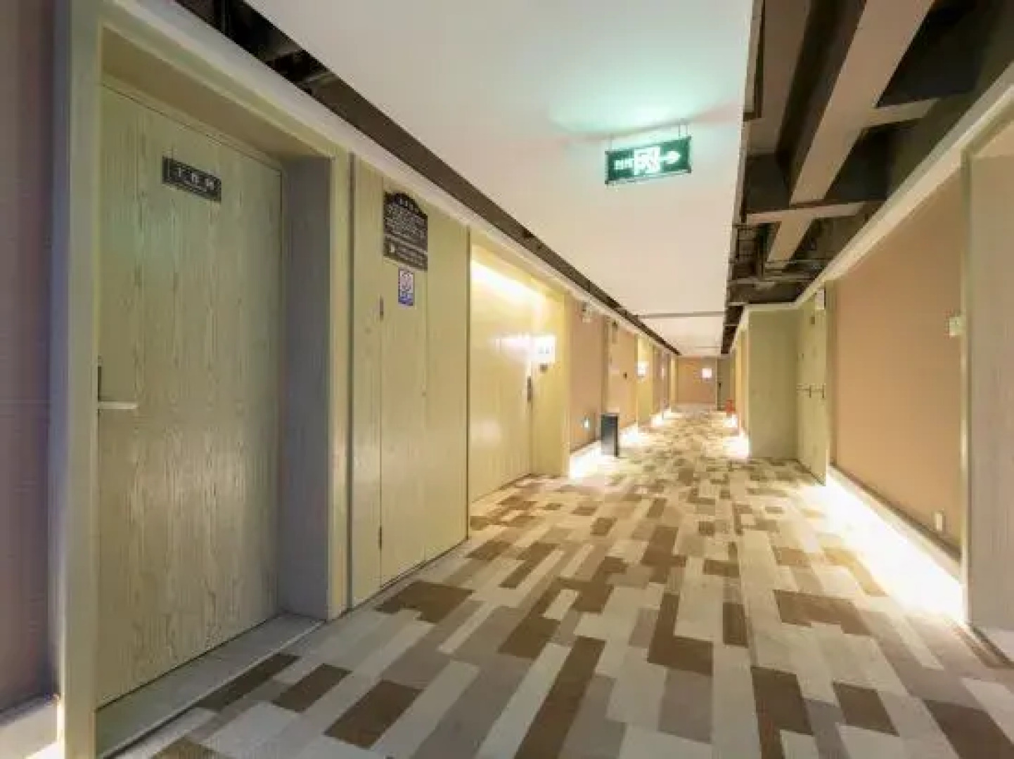 Xinbao Lijing Hotel (Shayang Hehua Road Food Street)