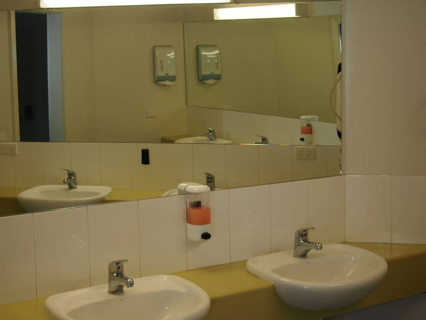 Sow and Piglets Guesthouse - Hostel