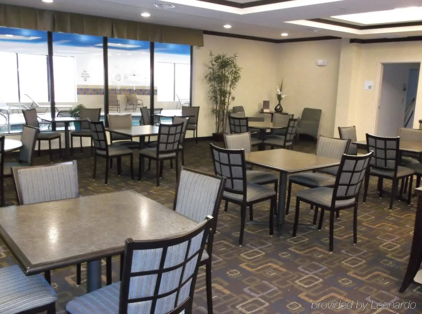 Holiday Inn Express and Suites Fairmont by IHG