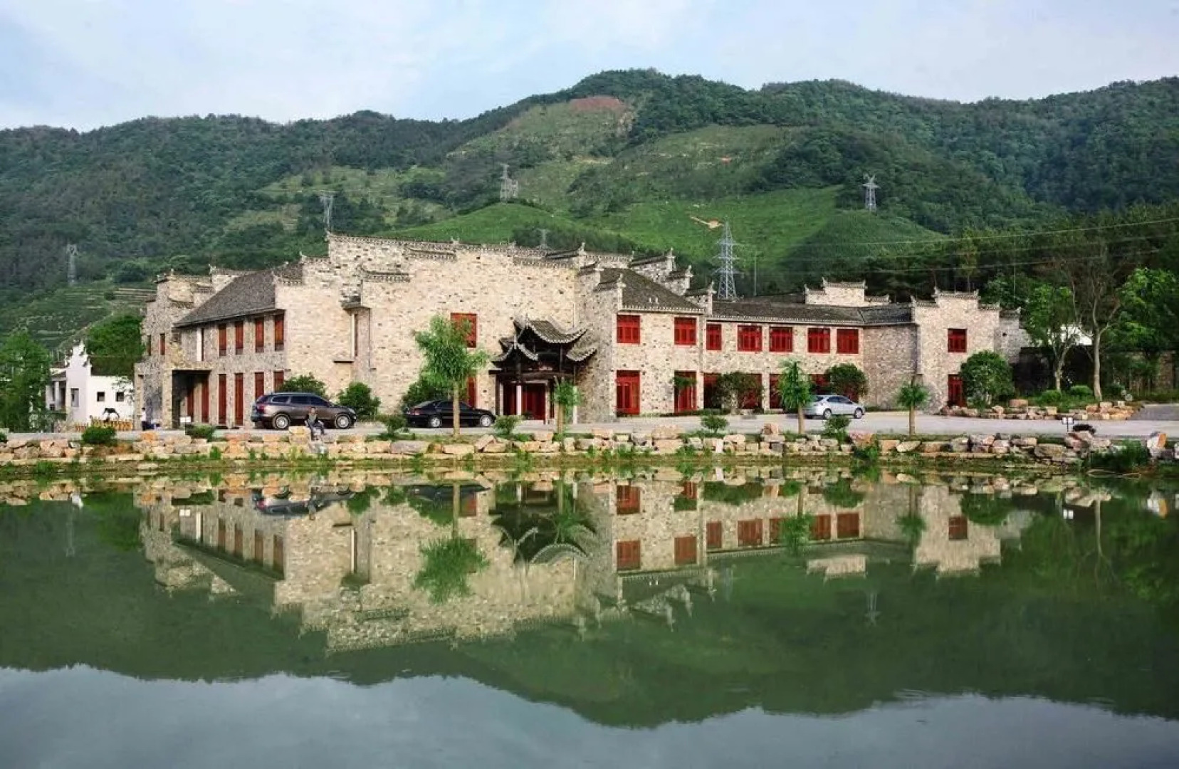 By The Peach Blossom Pool Holiday Hotel
