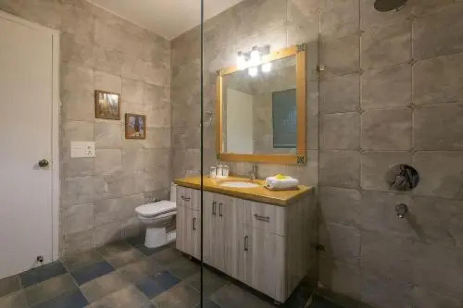 The Hideout by Vista Rooms