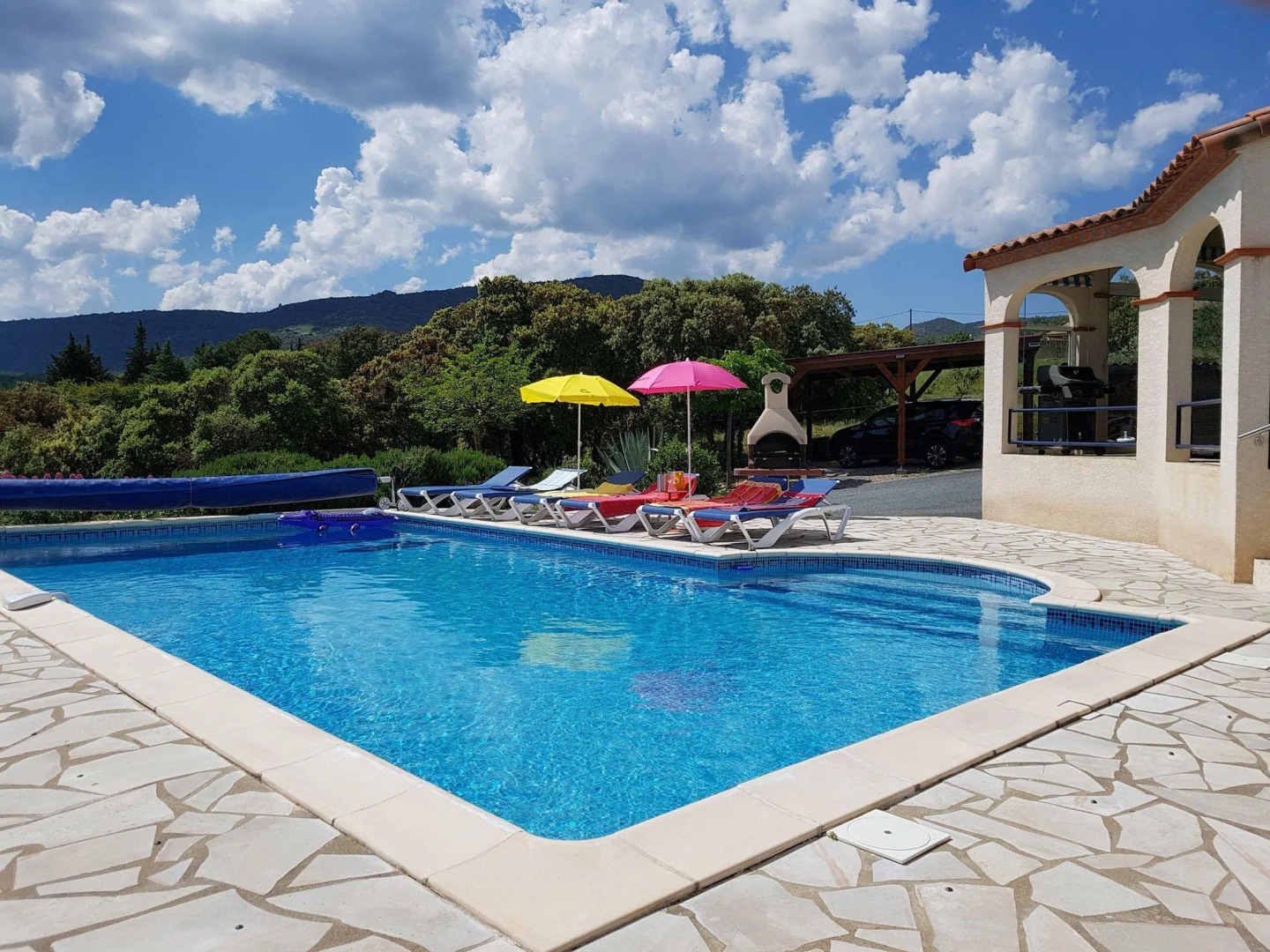 Air-conditioned villa with heated pool, guesthouse and stunning views