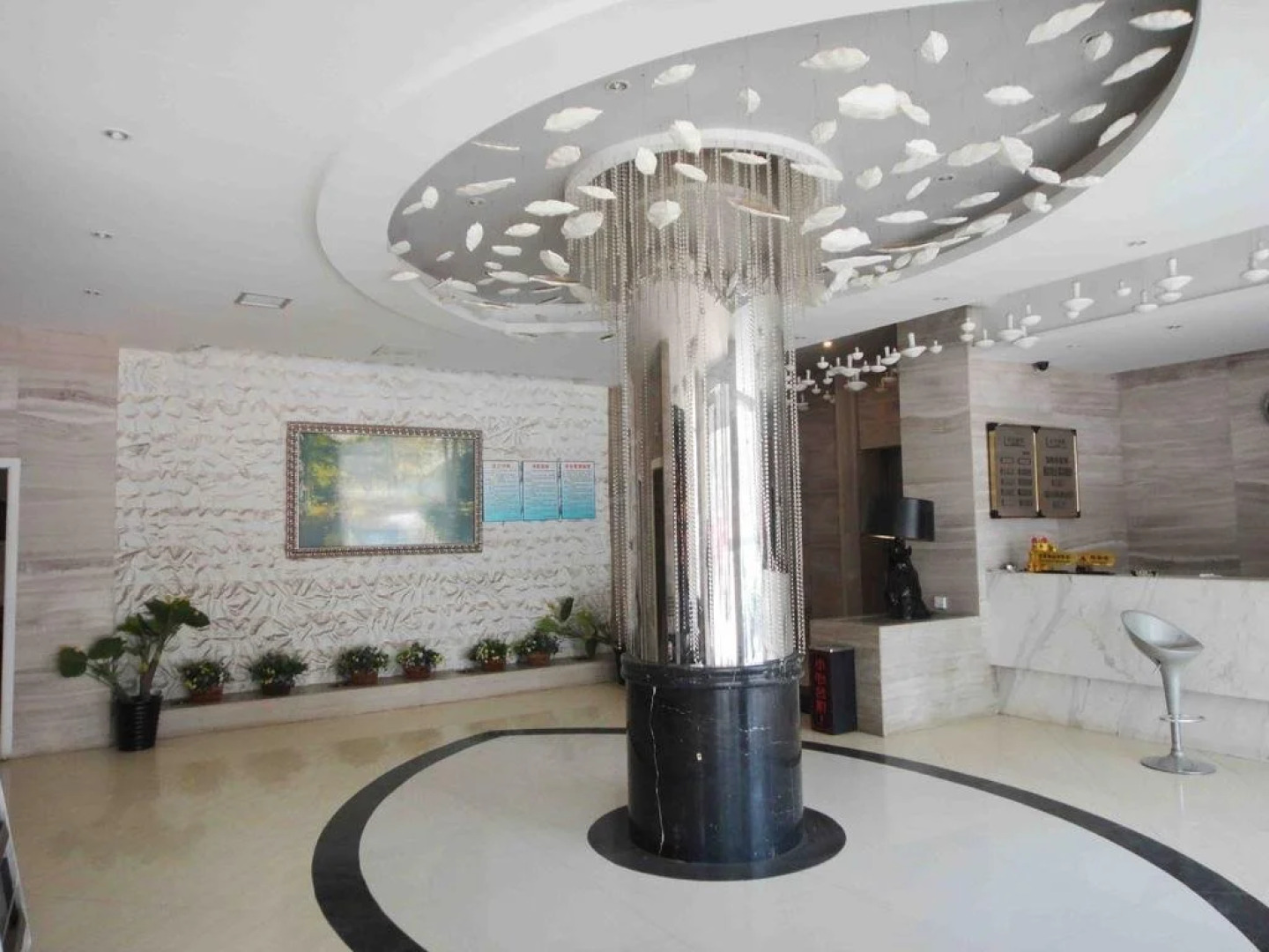 Xianning Milan Flower Fashion Hotel