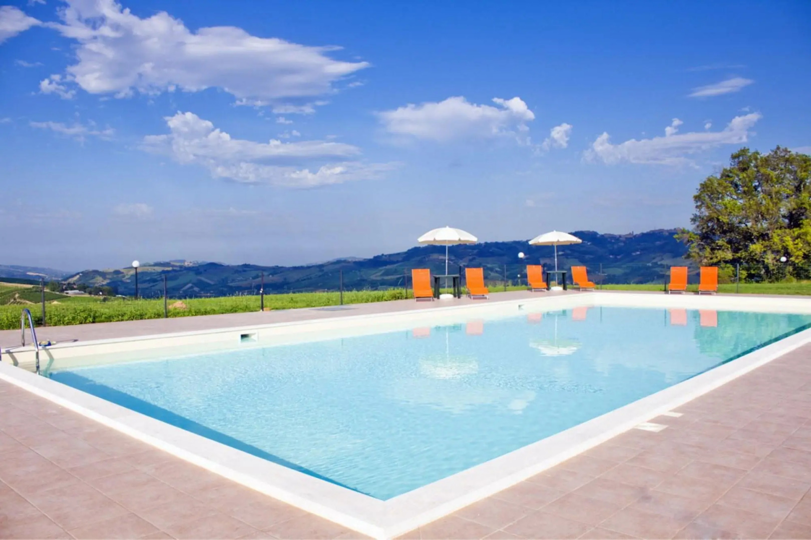 Villa with private pool between the beaches of the Adriatic Sea and the Sibillini National Park-Villa Agave