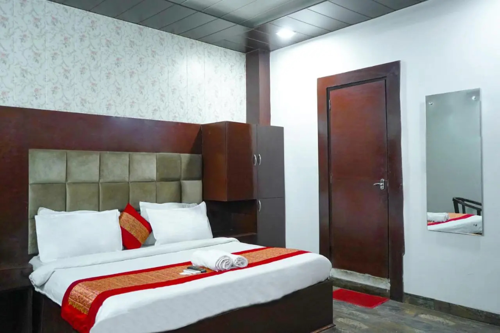 Hotel Cladis - Noida Sector 15 by OYO