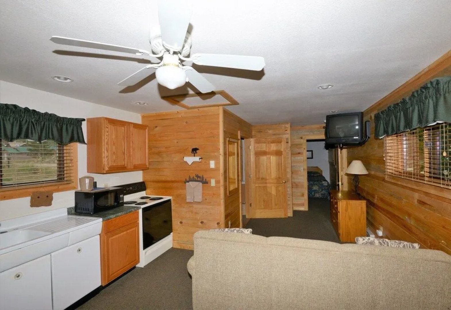 Western Riviera Lakeside Lodging