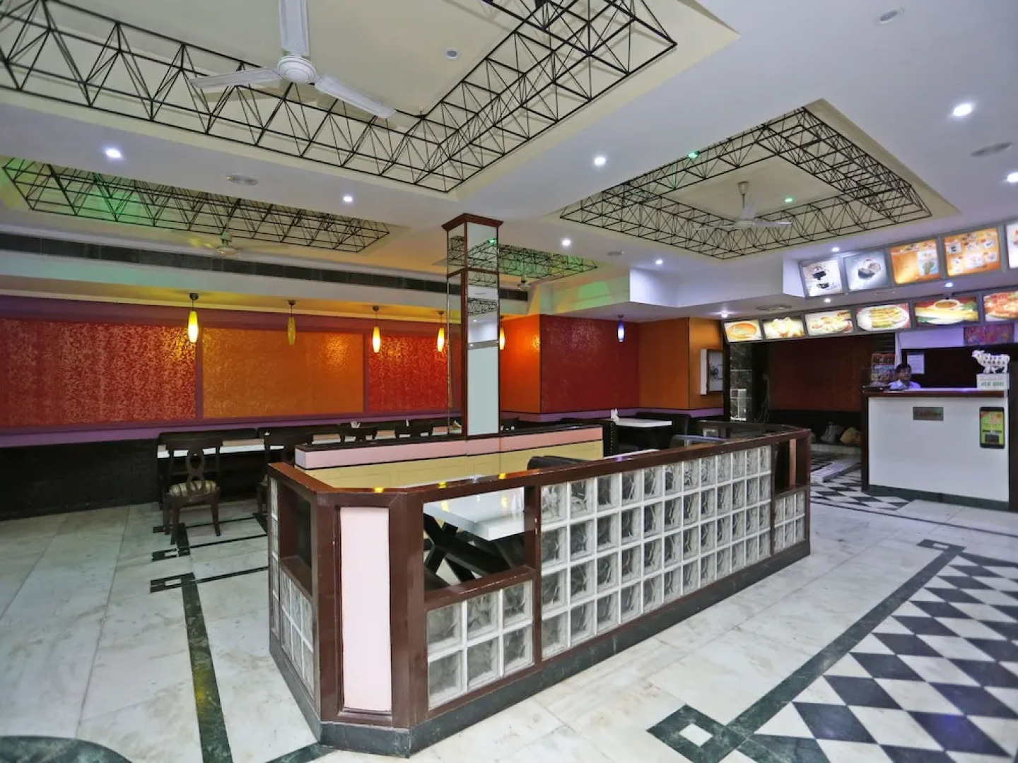 OYO 16125 Eiffel Grand Hotel