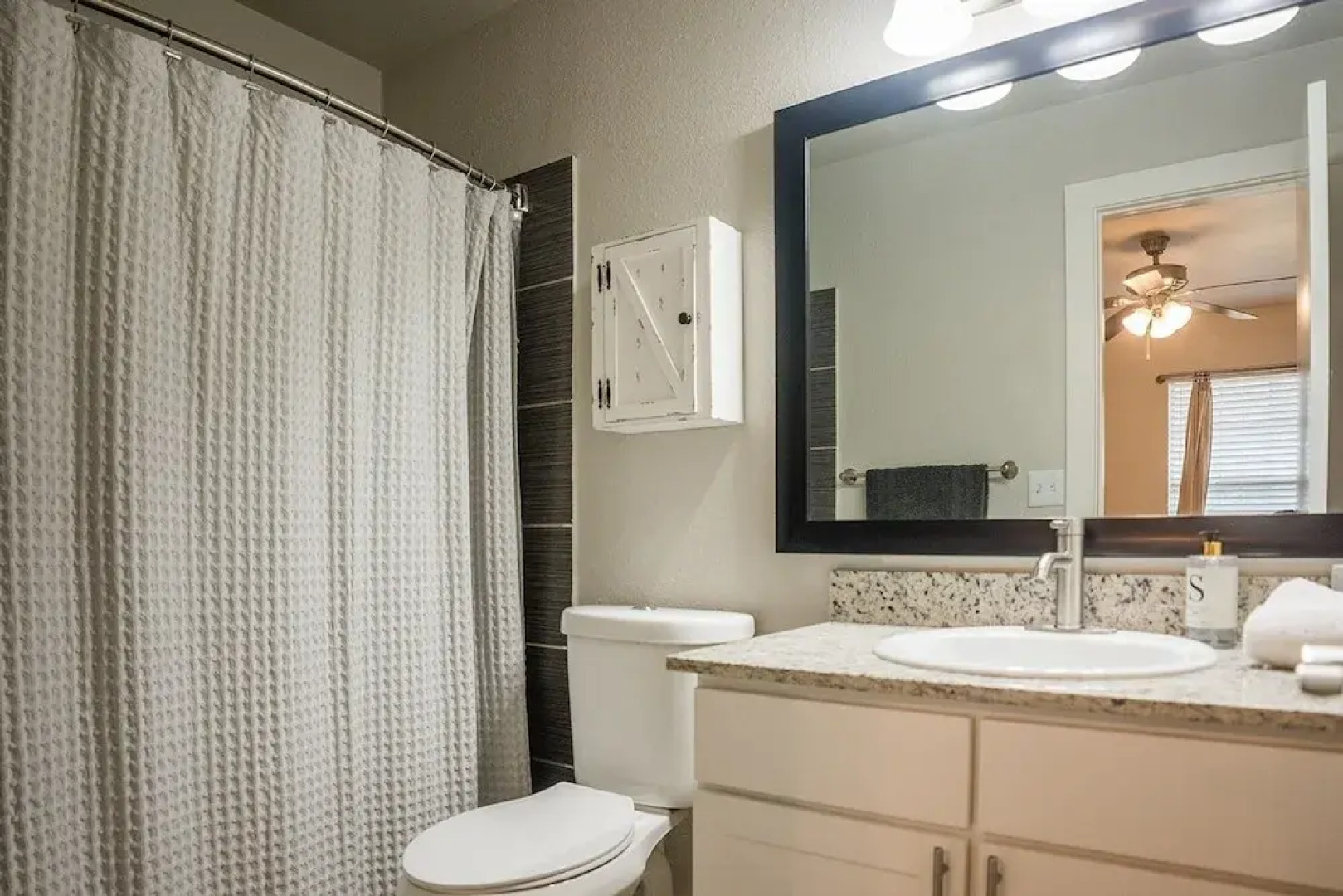 Fredericksburg Fun 3 Bedroom Apts by Redawning