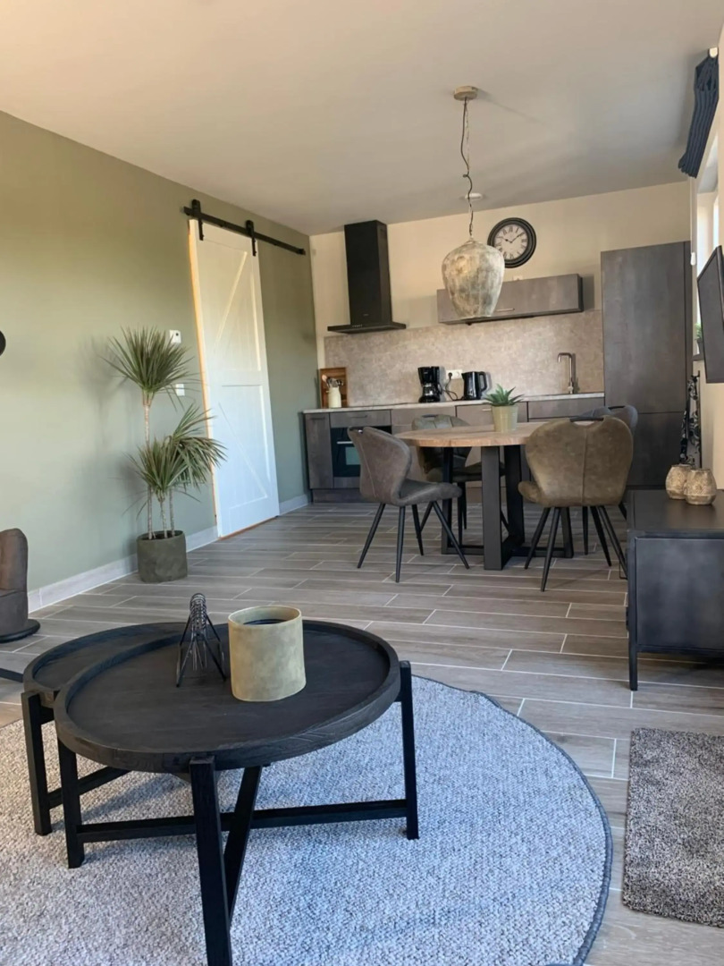 Dijkhofje, dichtbij strand, zee en meer.