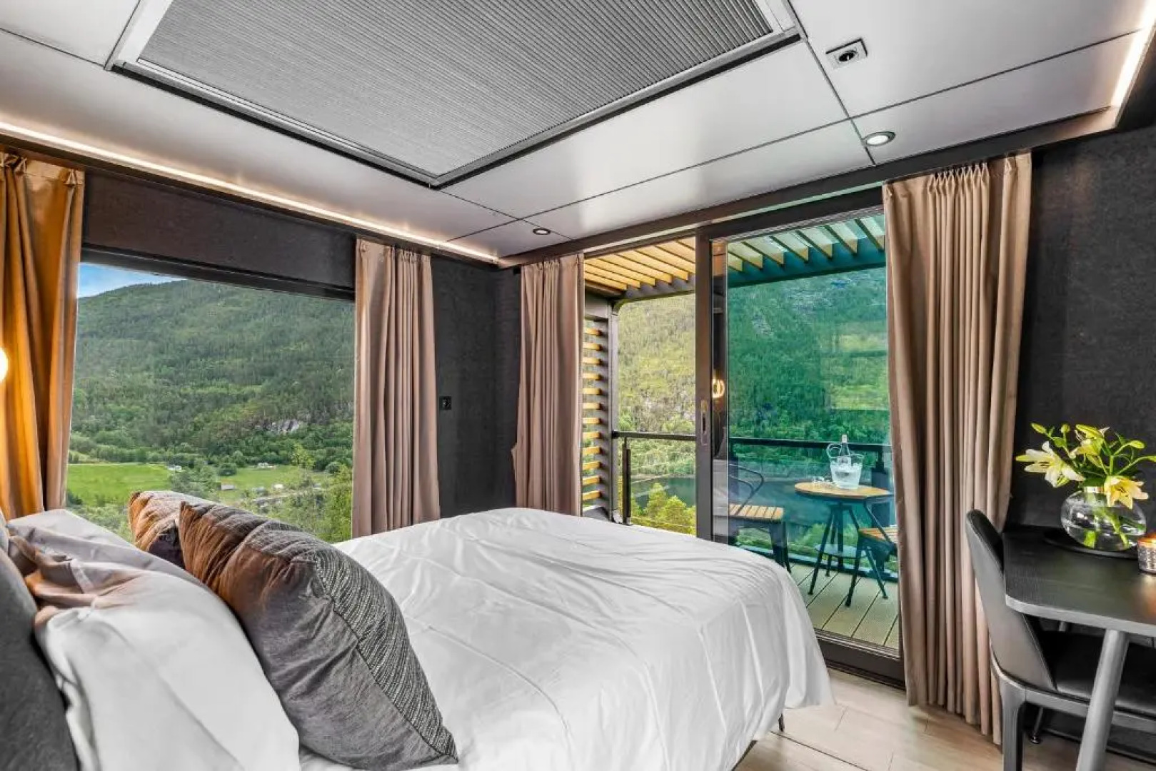 Sogndal Fjordpanorama - The view