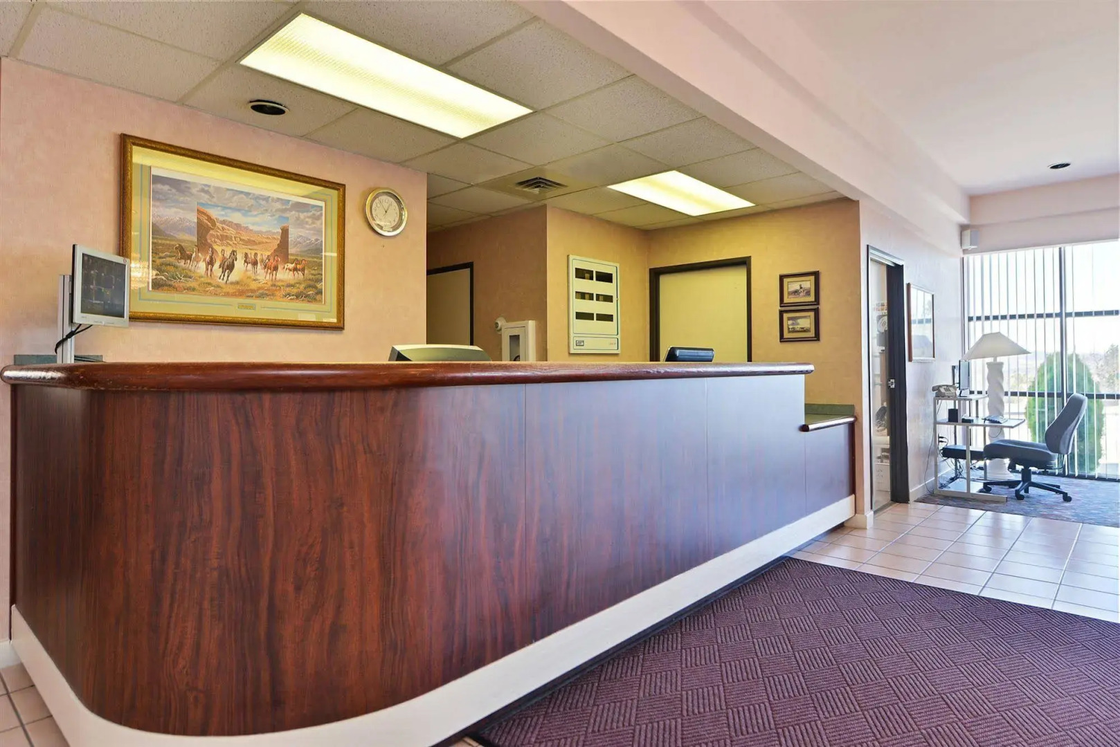 Econo Lodge Inn & Suites