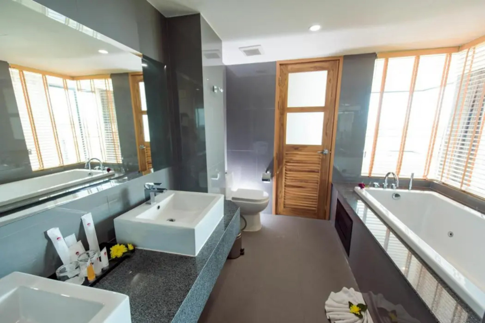 Отель The Lunar Patong