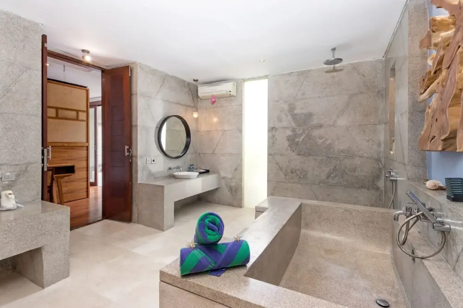 Wonderful Oceanfront 3 Br Villa in Seminyak