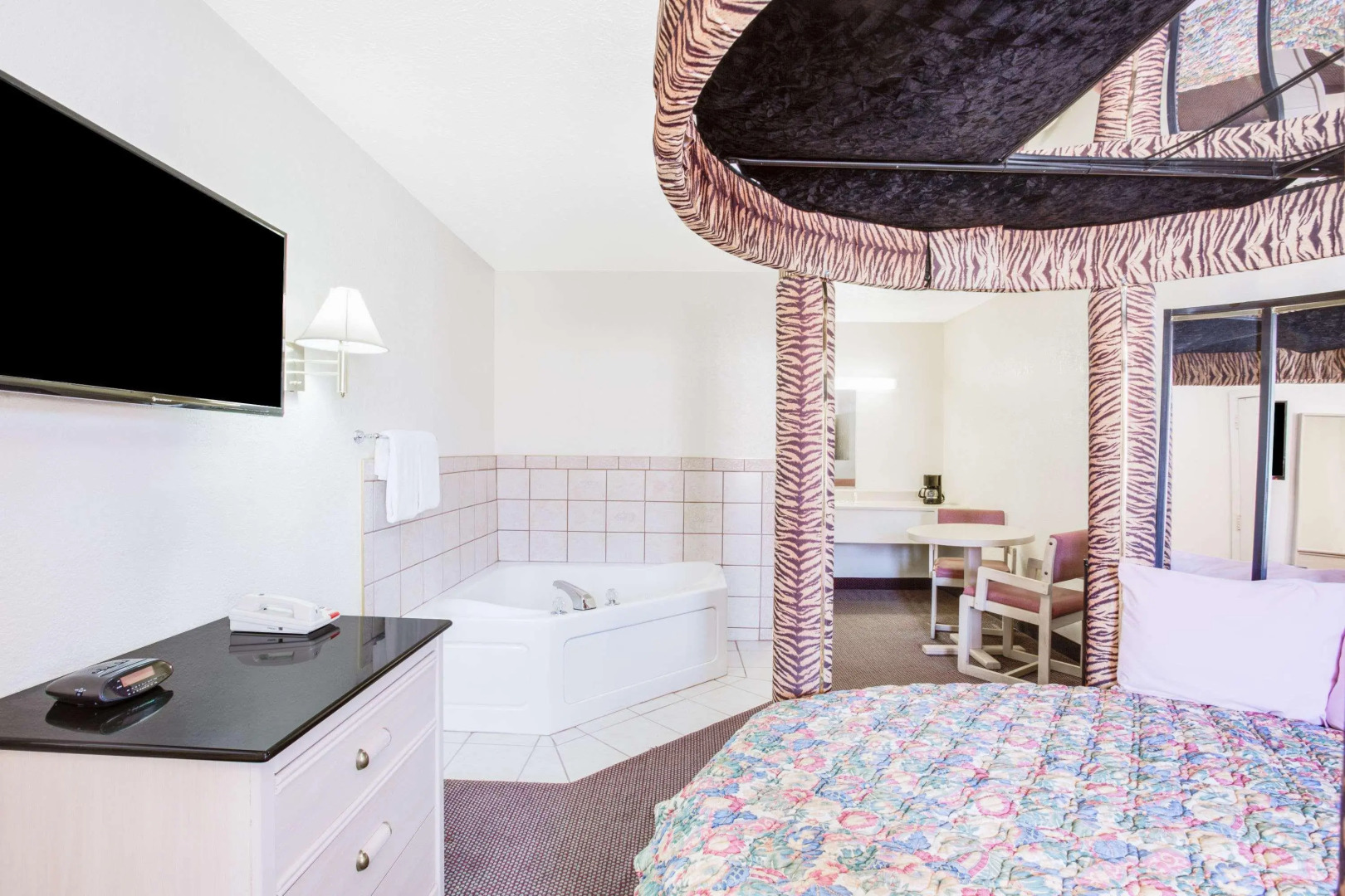 Travelodge by Wyndham Parkersburg