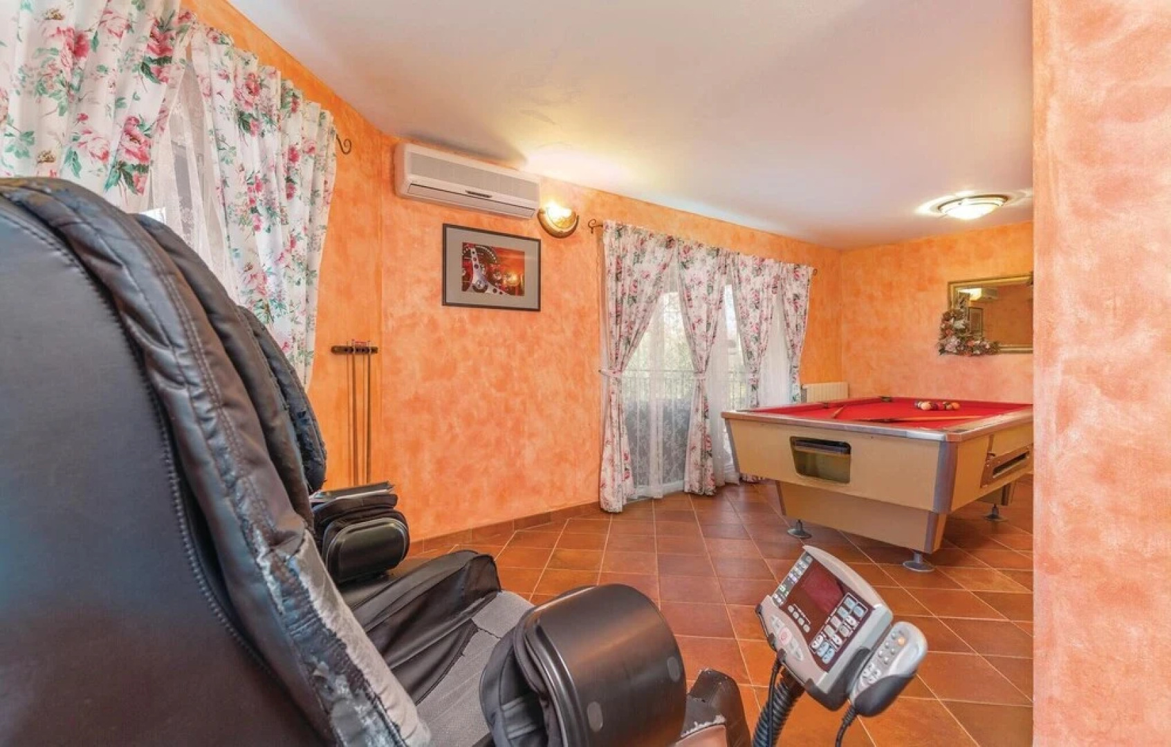 Amazing Home in Nova Vas with Hot Tub, WiFi & 4 Bedrooms