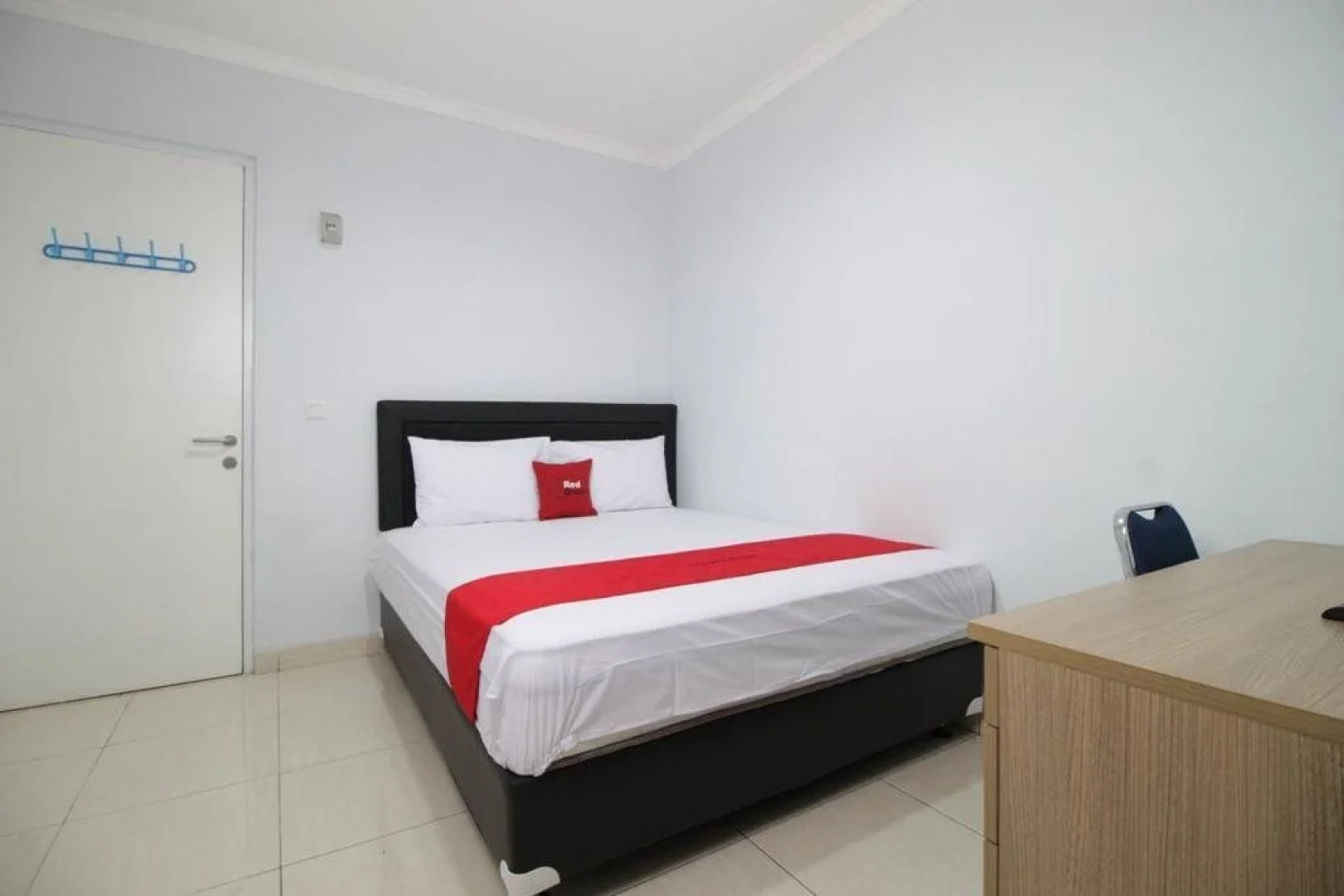 RedDoorz near Lippo Village 3