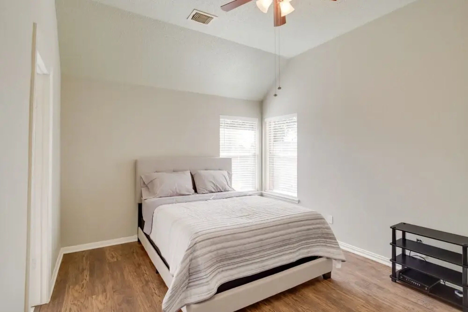 Minimalist Spring Vacation Rental w/ Fireplace