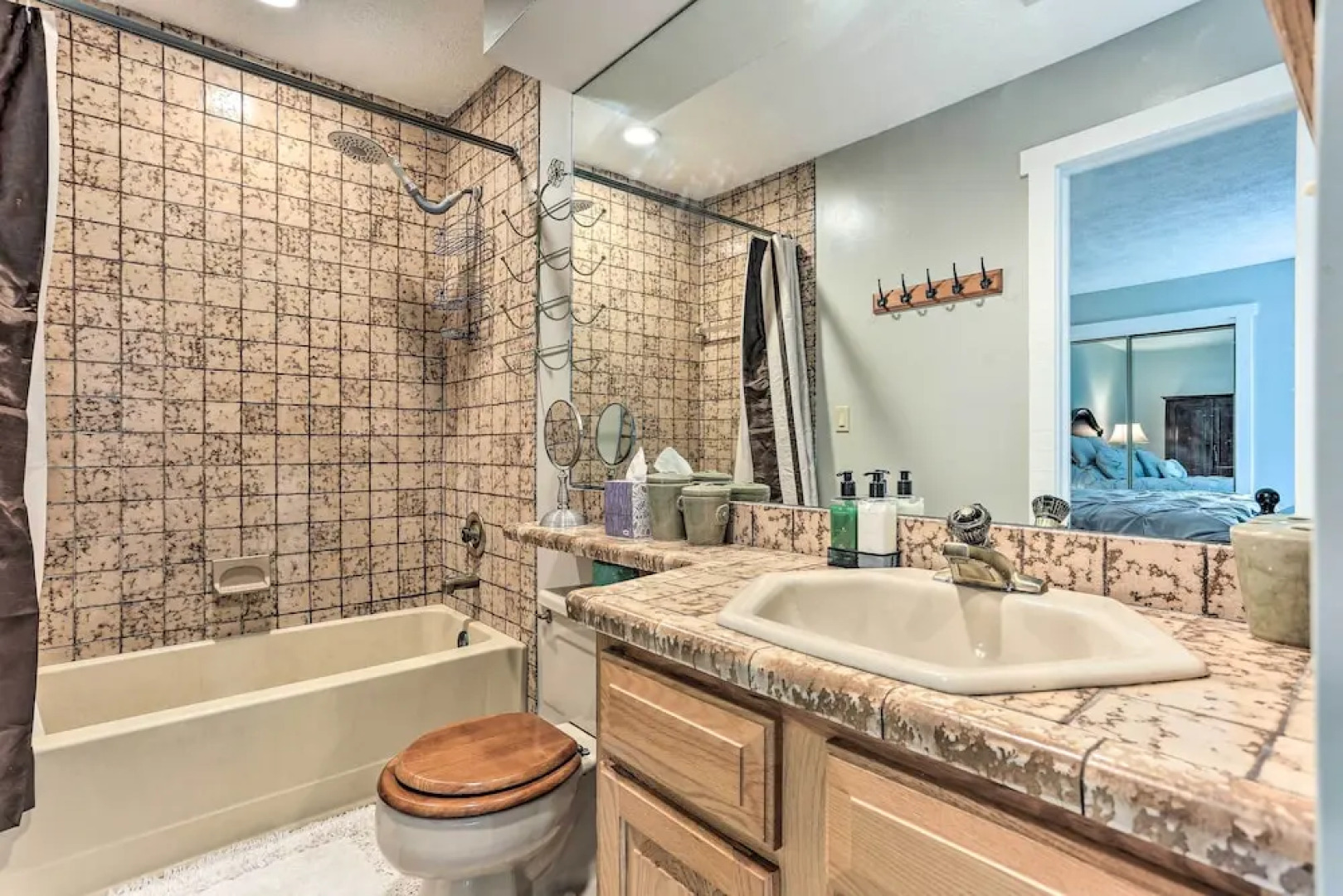 Deck & On-site Fishing Pond: Lake Harmony Home!