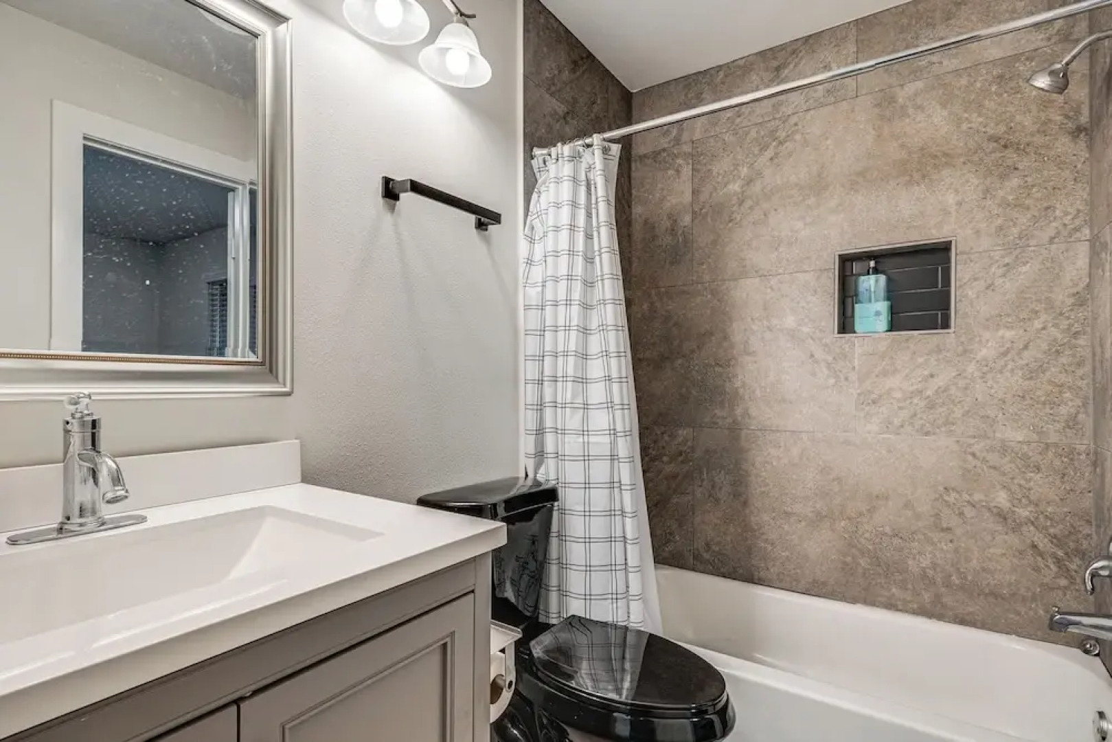 3 Mi to The Woodlands: Warm & Welcoming Home!