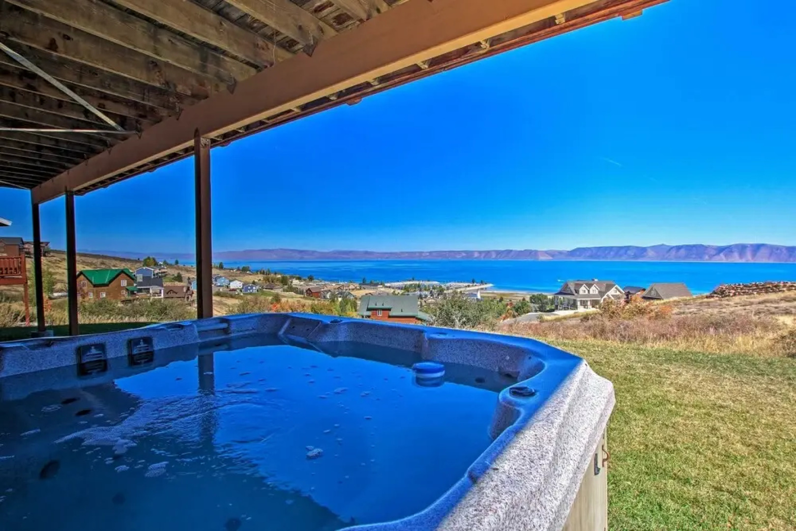 Garden City Lake House: Hot Tub & Views!