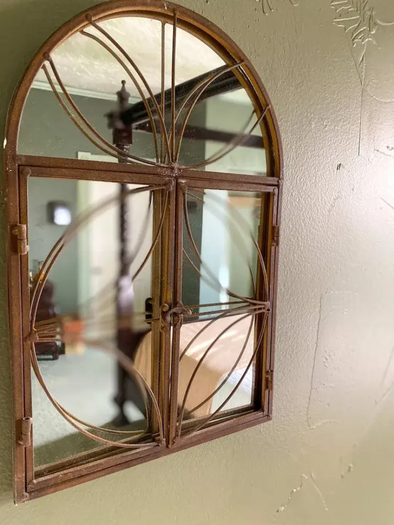 Upstairs at Thevictorian - Lush Walkable and Dog-friendly Retreat - Steps From Downtown Bellingham