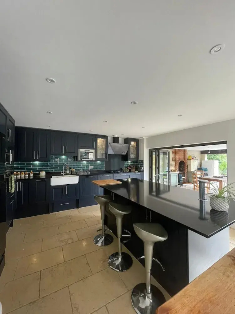Remarkable 8 Bed Family House Sleeping 16 w/ Pool