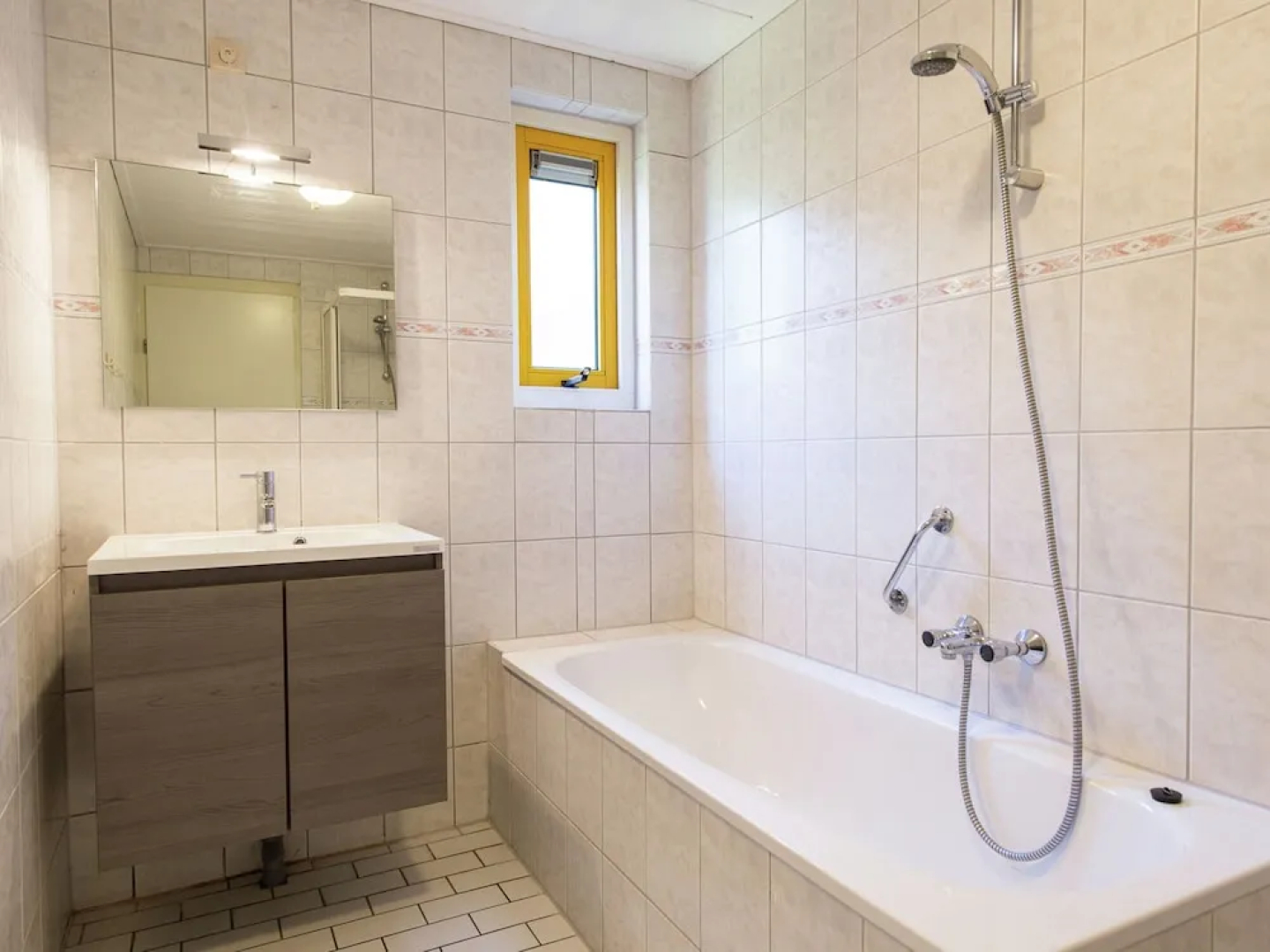 Comfortable Bungalow With Dishwasher, Near the Beach