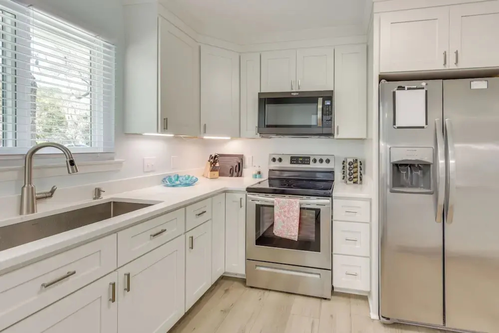 5 Mi to Dtwn Beaufort: Home w/ Screened-in Patio