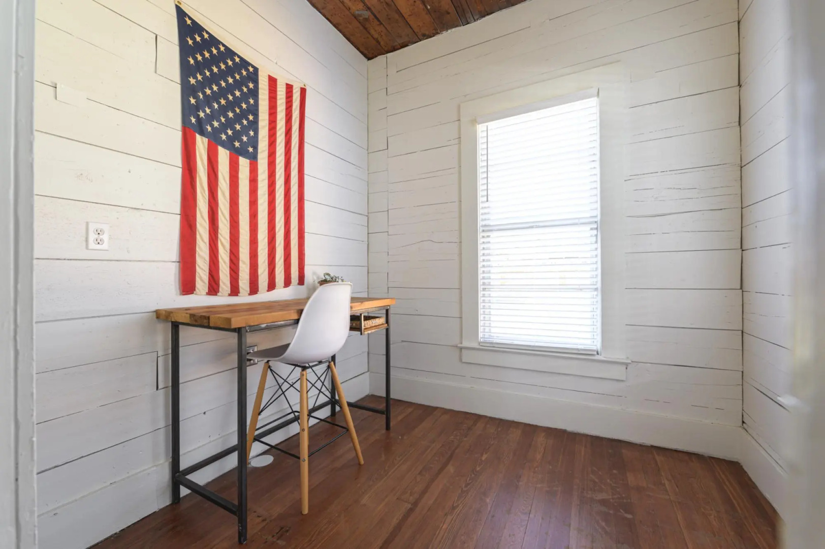 Restored 1930s Uptown Bungalow 2 min to Magnolia Silos