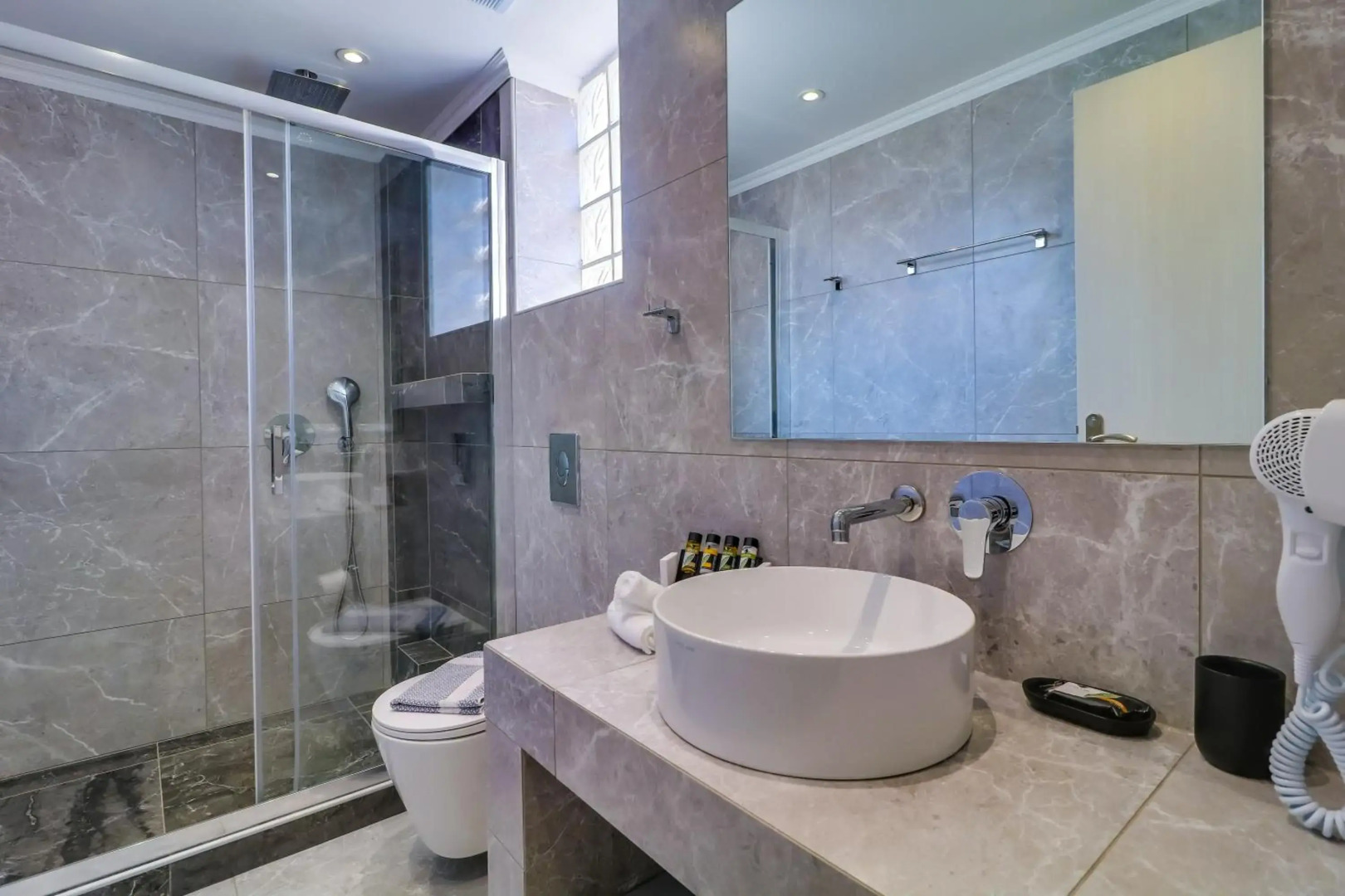 Theros Villas & Suites