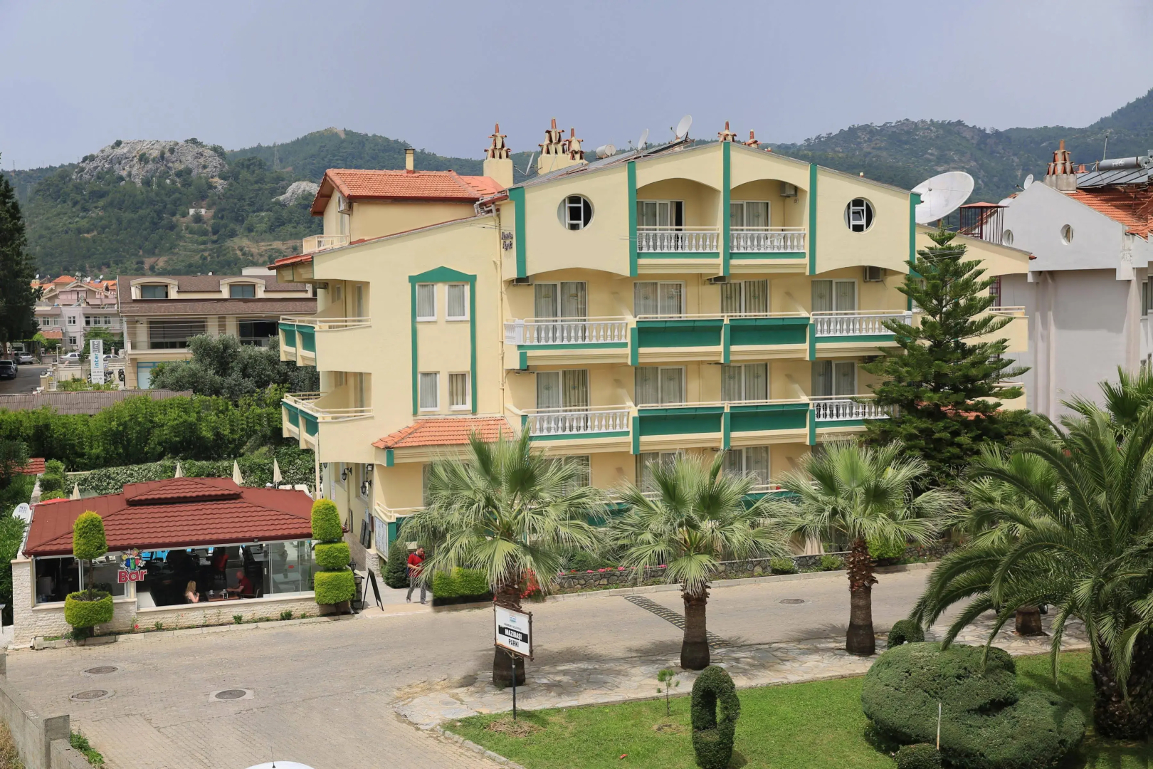 Amaris Apartments