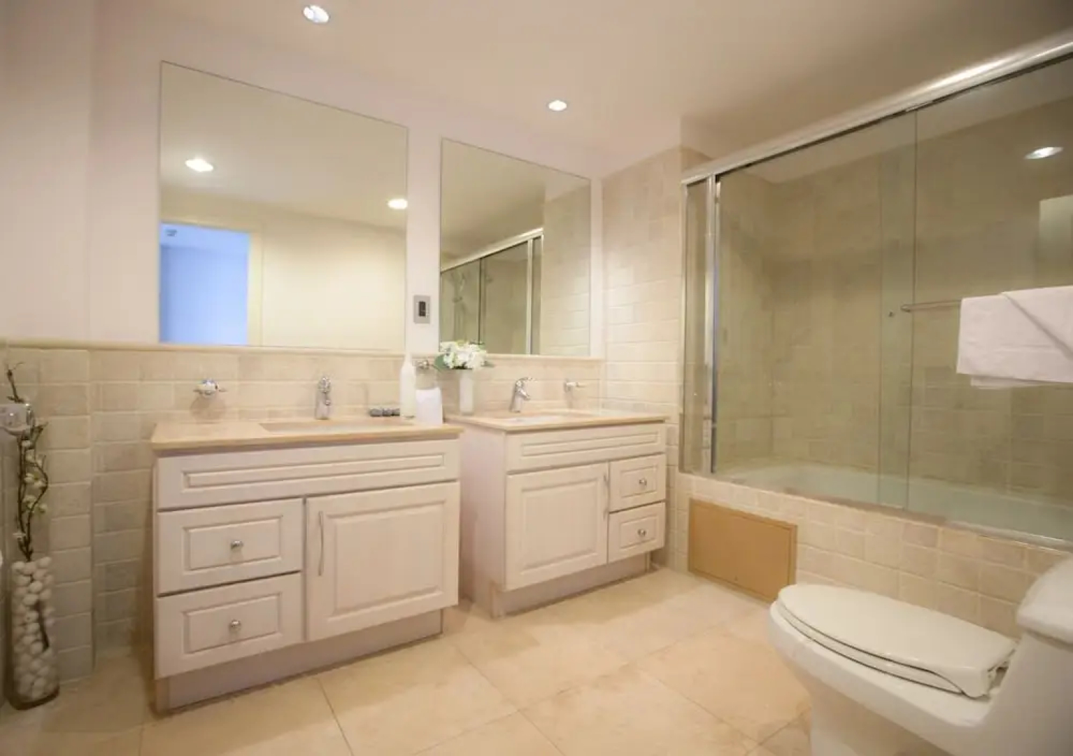*The CLIFF_ BEACHFRONT and LUXURY MODERN UNIT* C2
