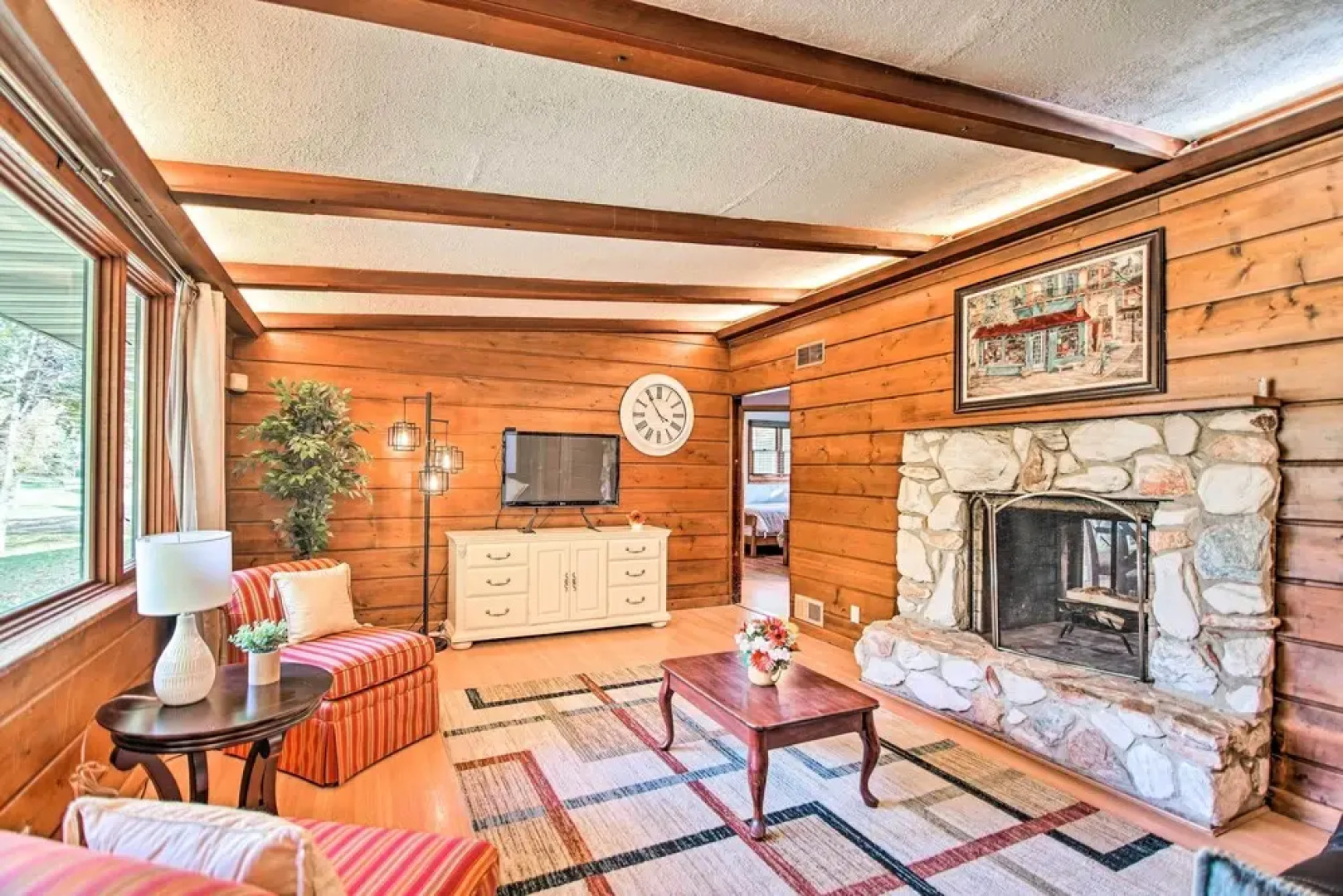 Fenced Yard: Fox River Grove Home, Dogs Welcome