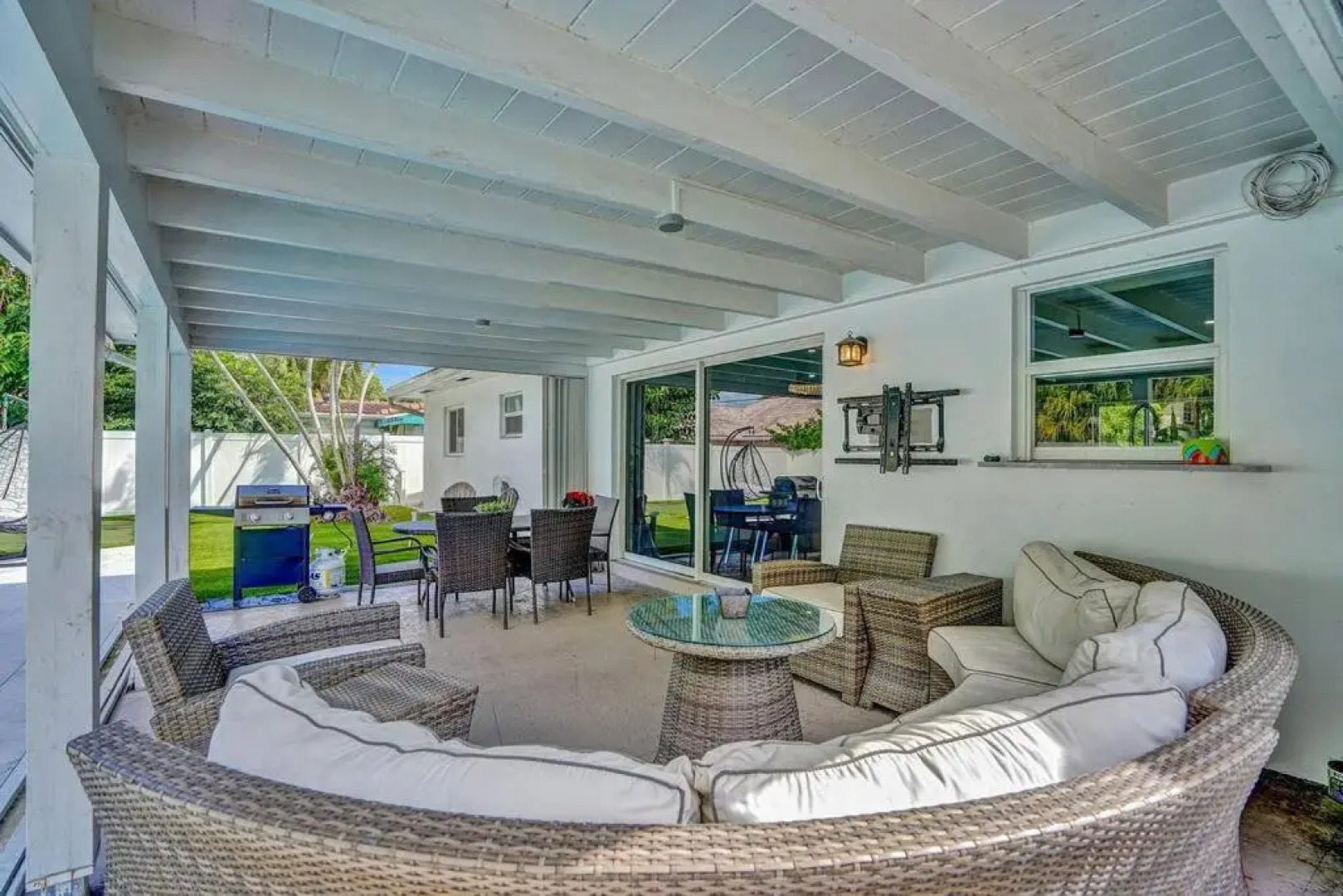 Stunning 4 Bedrm New Pool+Jacuzzi 1 Mile to Beach