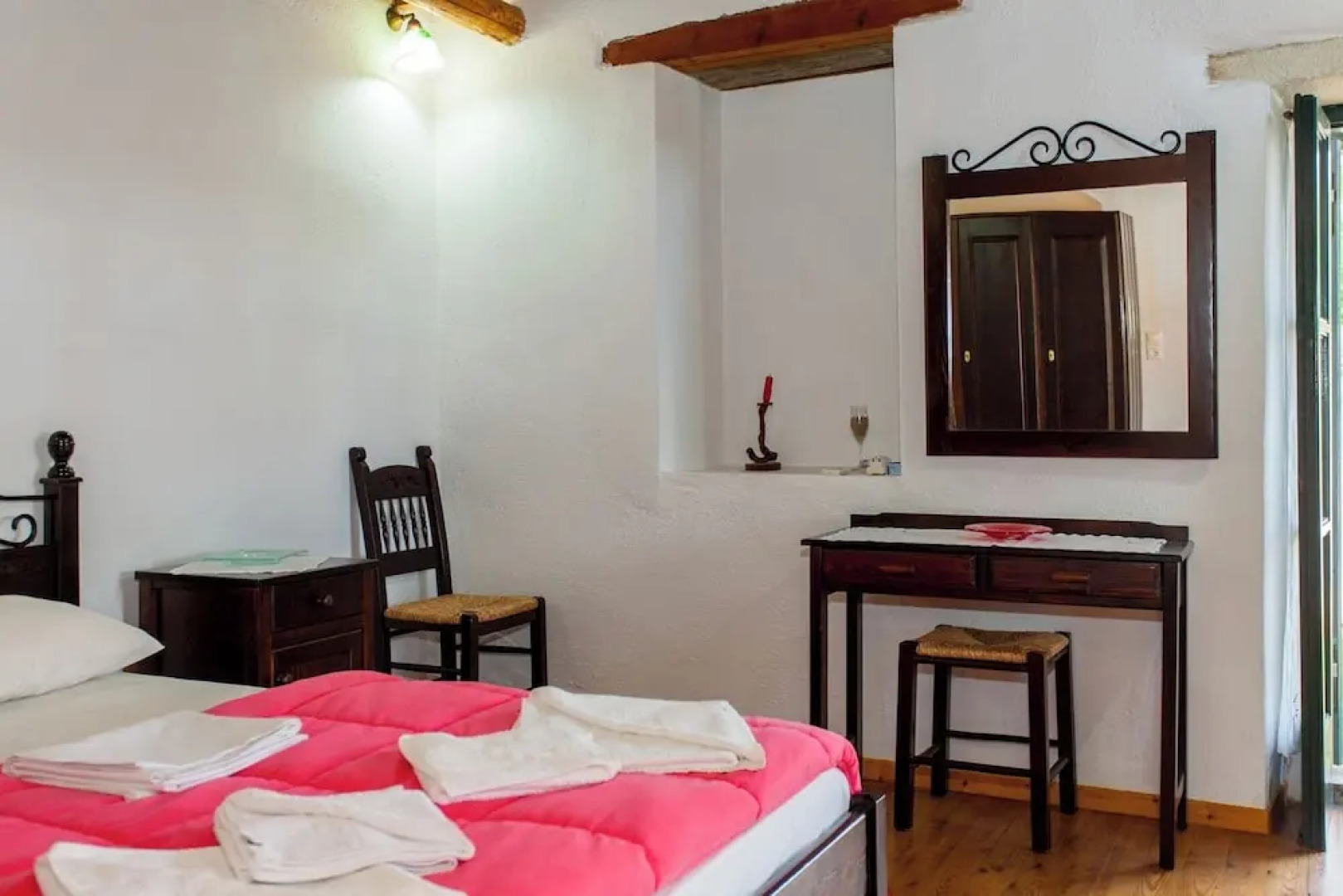 Dream 1 -traditional House With Pool To Share