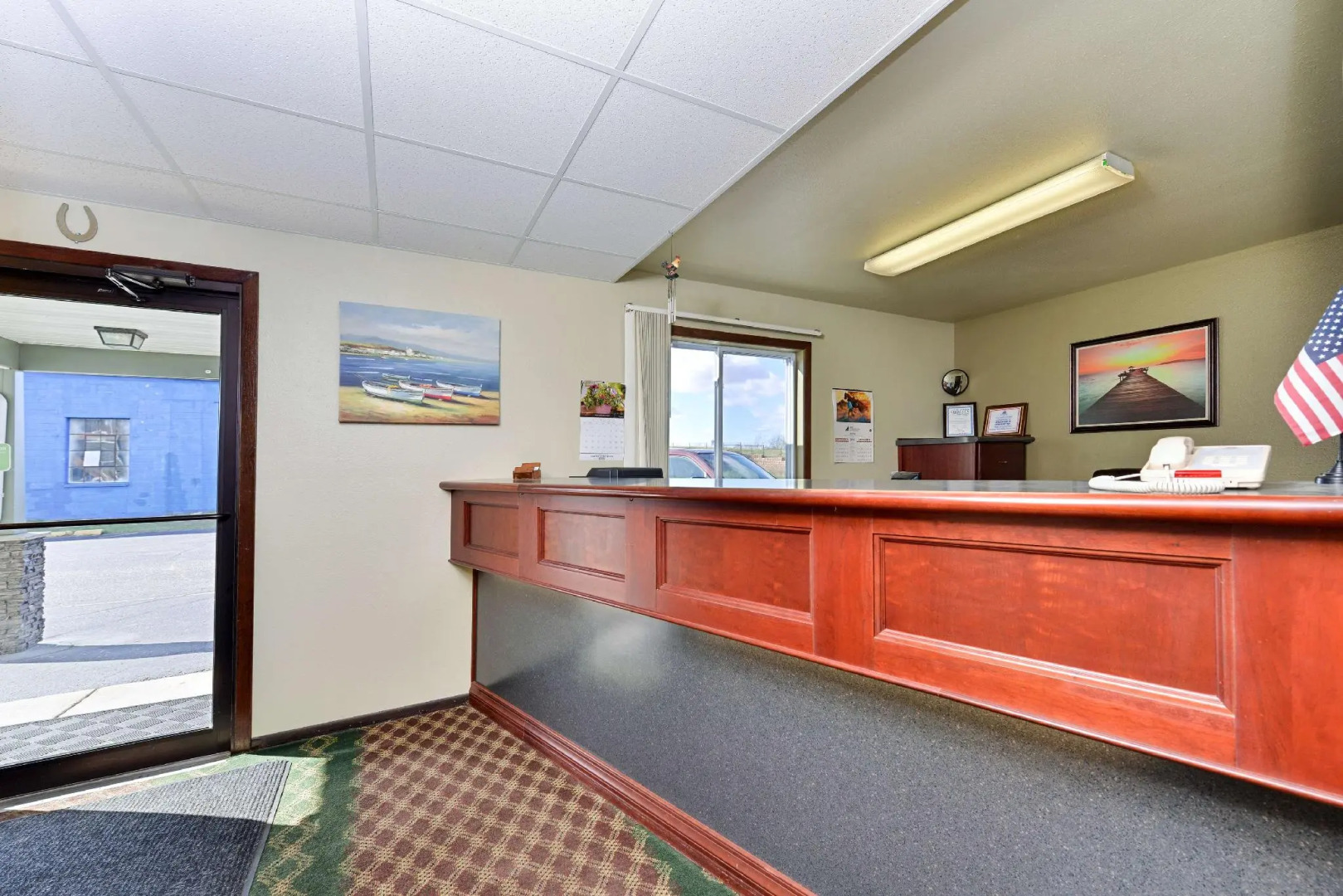 Love Hotels Staples by OYO at HWY 10 MN