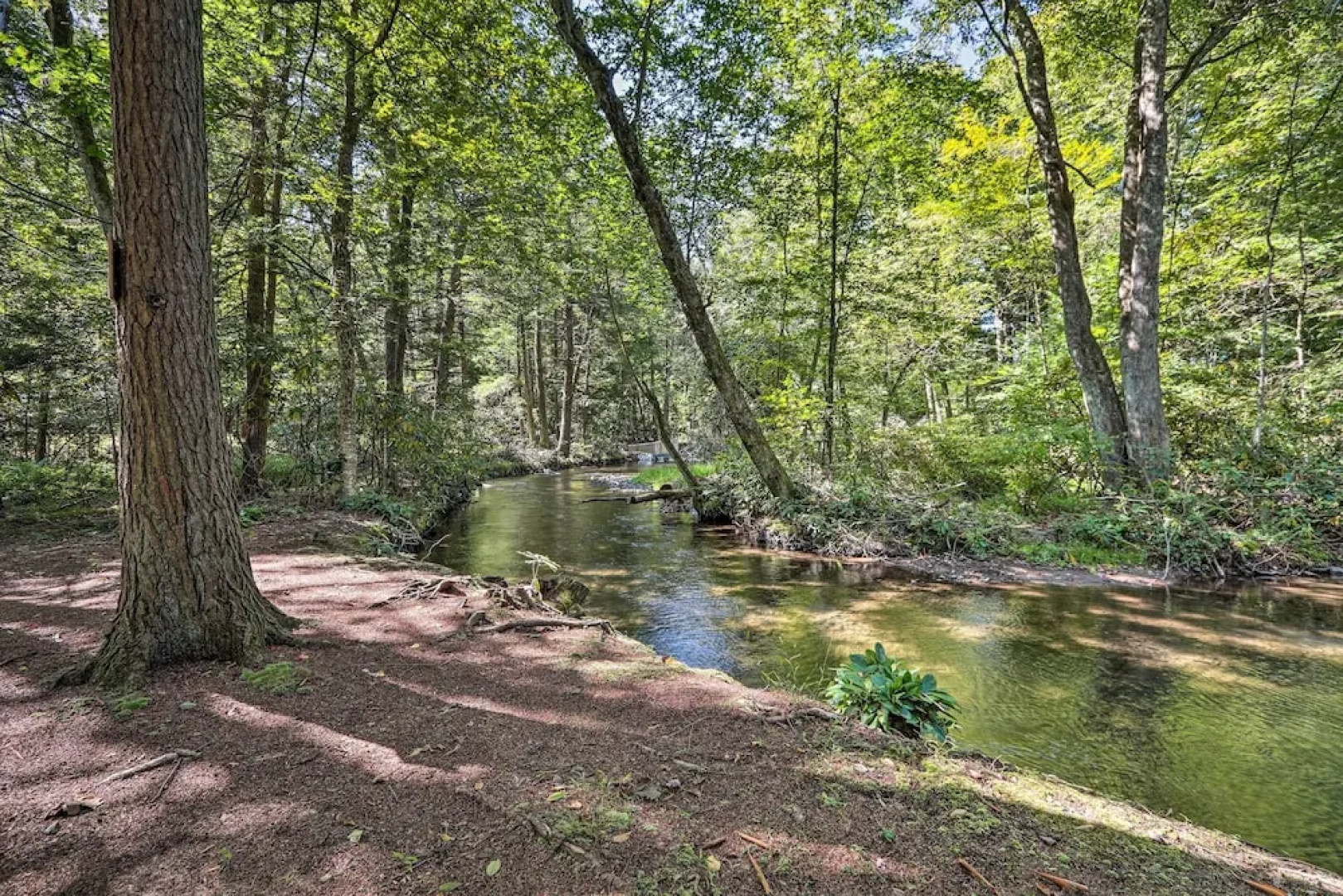 16 Mi to Ski Slopes! Creekside Poconos Cottage