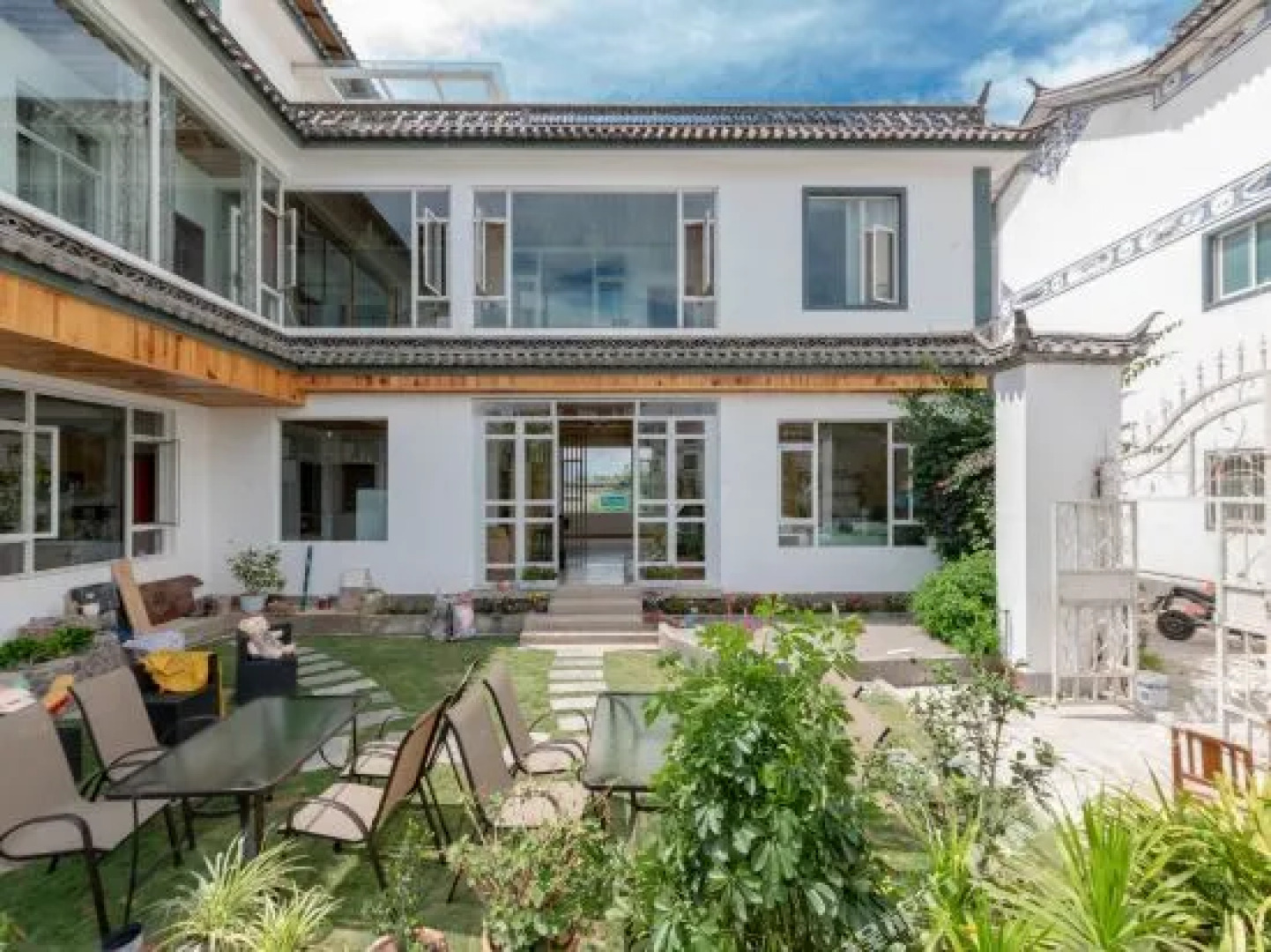 Dali Inside Shore Inn