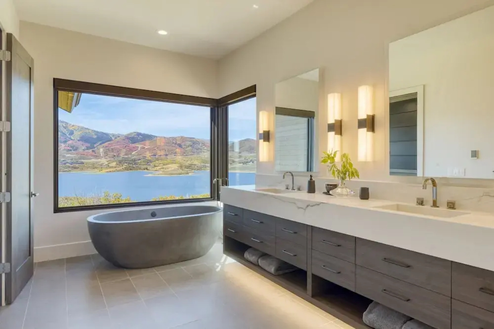 Reflection by Avantstay Sleeps 18 Lake Views Hot Tub Game Room