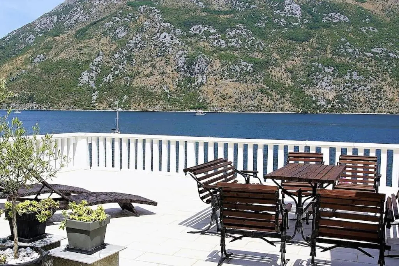 PENTHOUSE STOLIV 5m/sea Pool/Spa Area Jetty+Sunbeds Secluded location