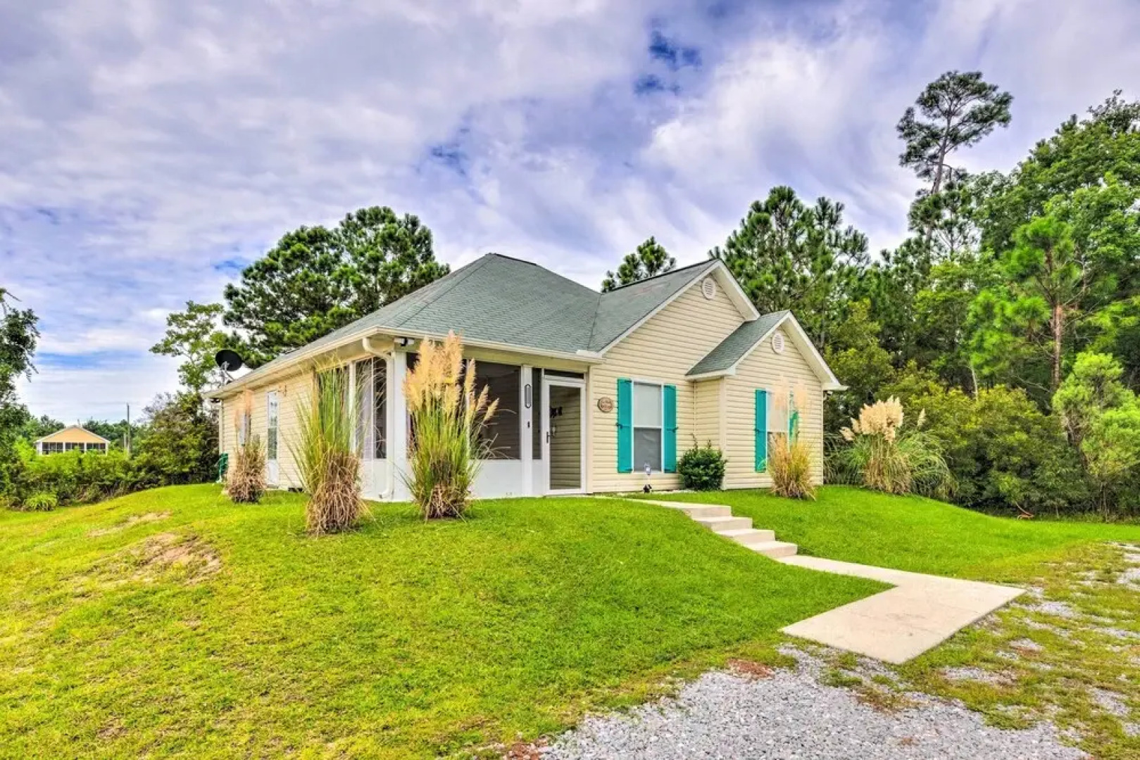 Secluded 'La Mer Cottage' < 1 Mi to Beach!