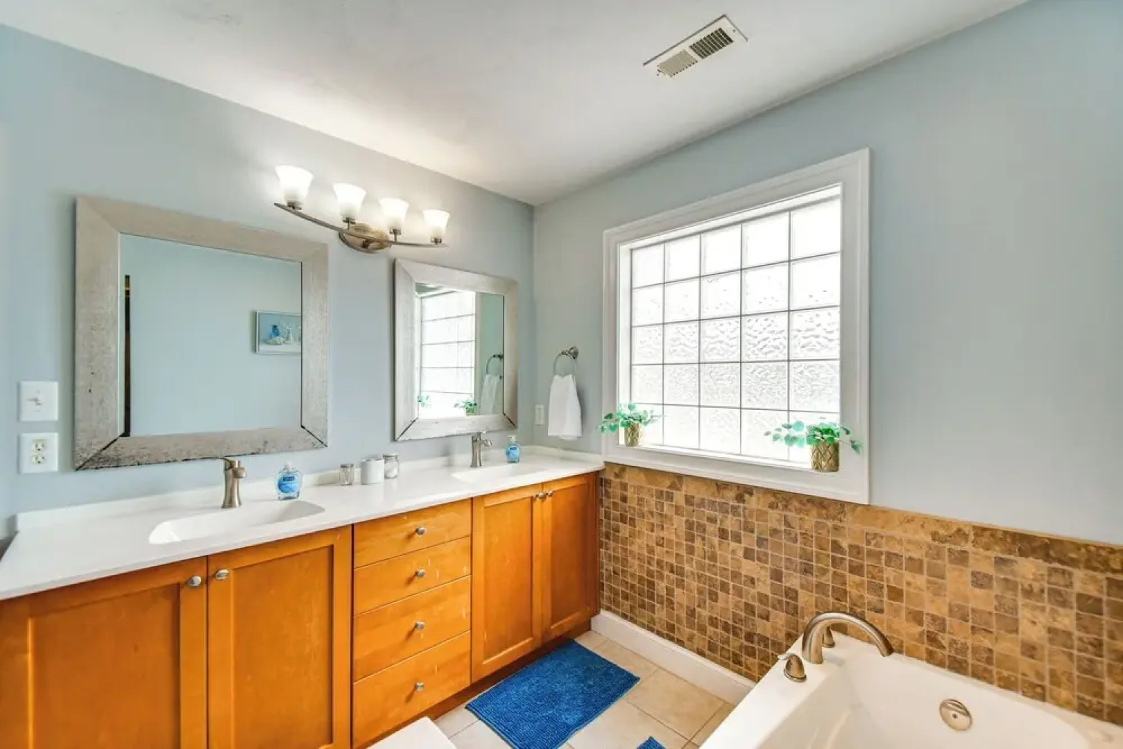 Inviting Norfolk Family Retreat: 1 Block to Beach!