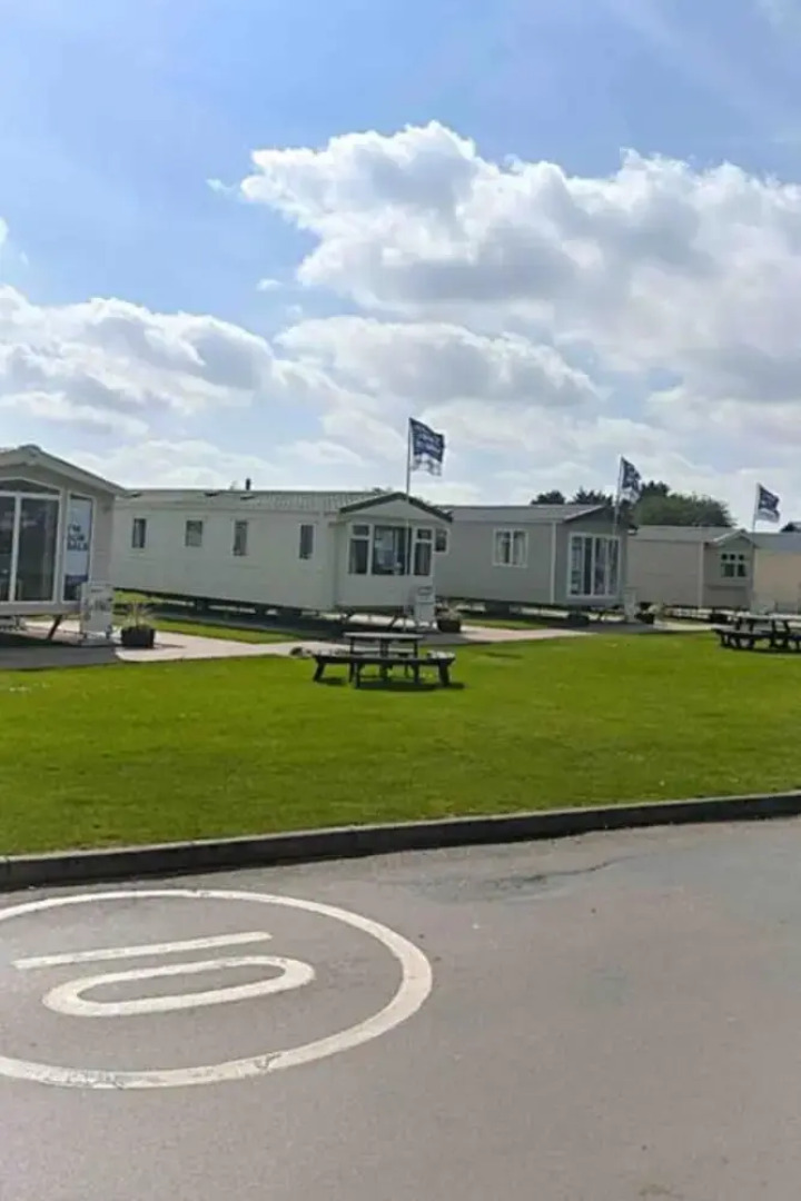 Harwich - Caravan - Sleeps 10 - Garden - Pool