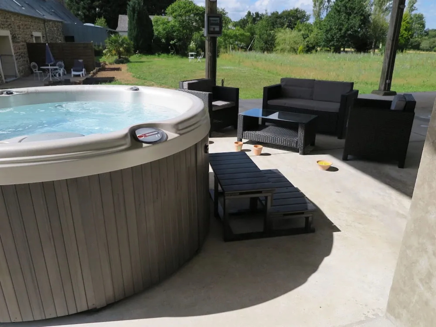 Pretty Cottage in La Chapelle-neuve Brittany With Jacuzzi