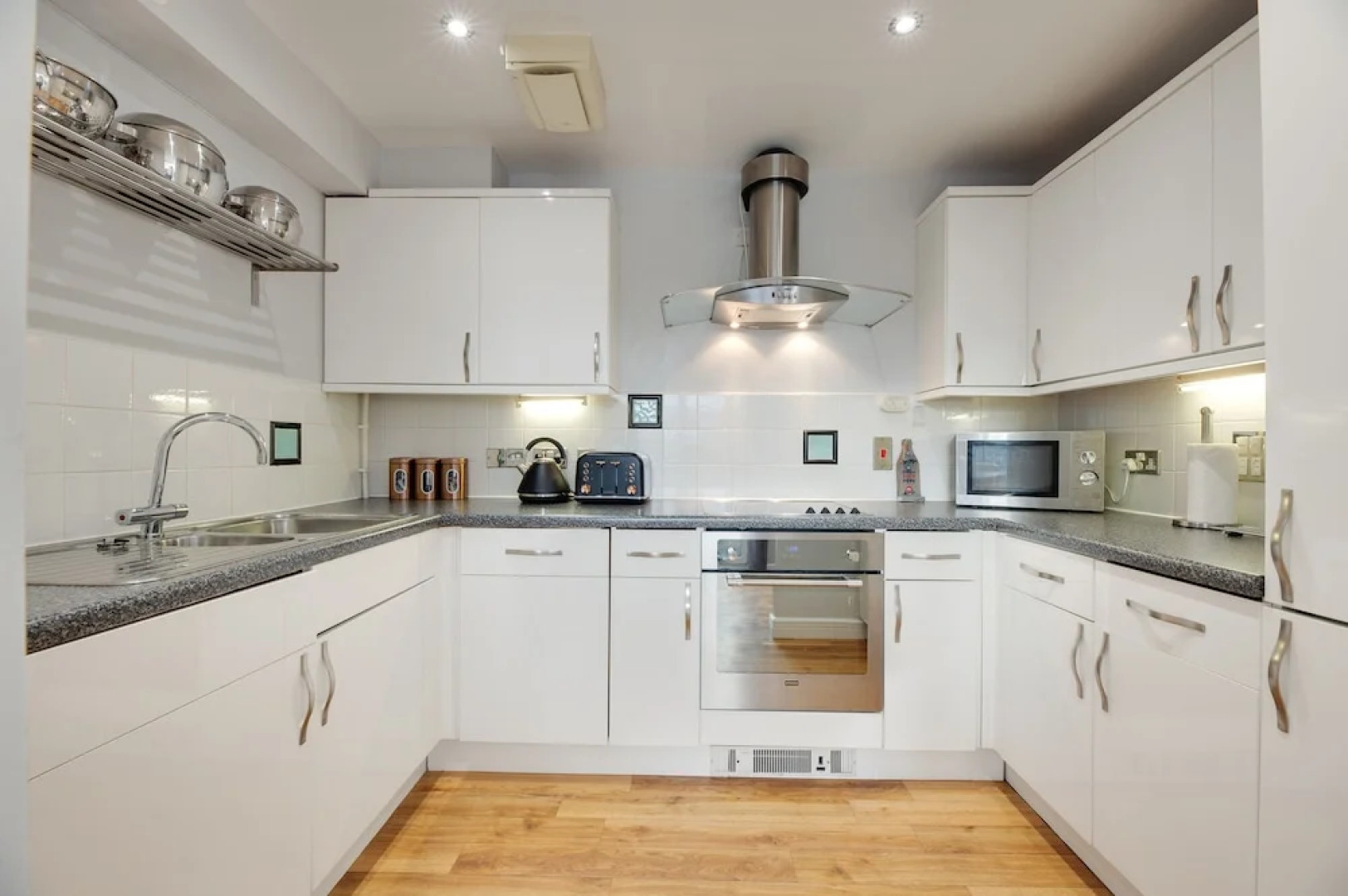 Swan Apartments - By Week2Week