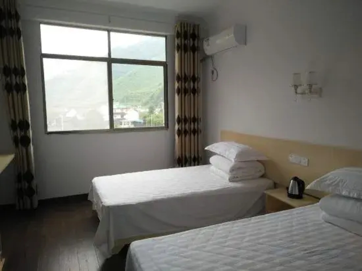 Jingxian Yueliangwan Dongqing Kezhan