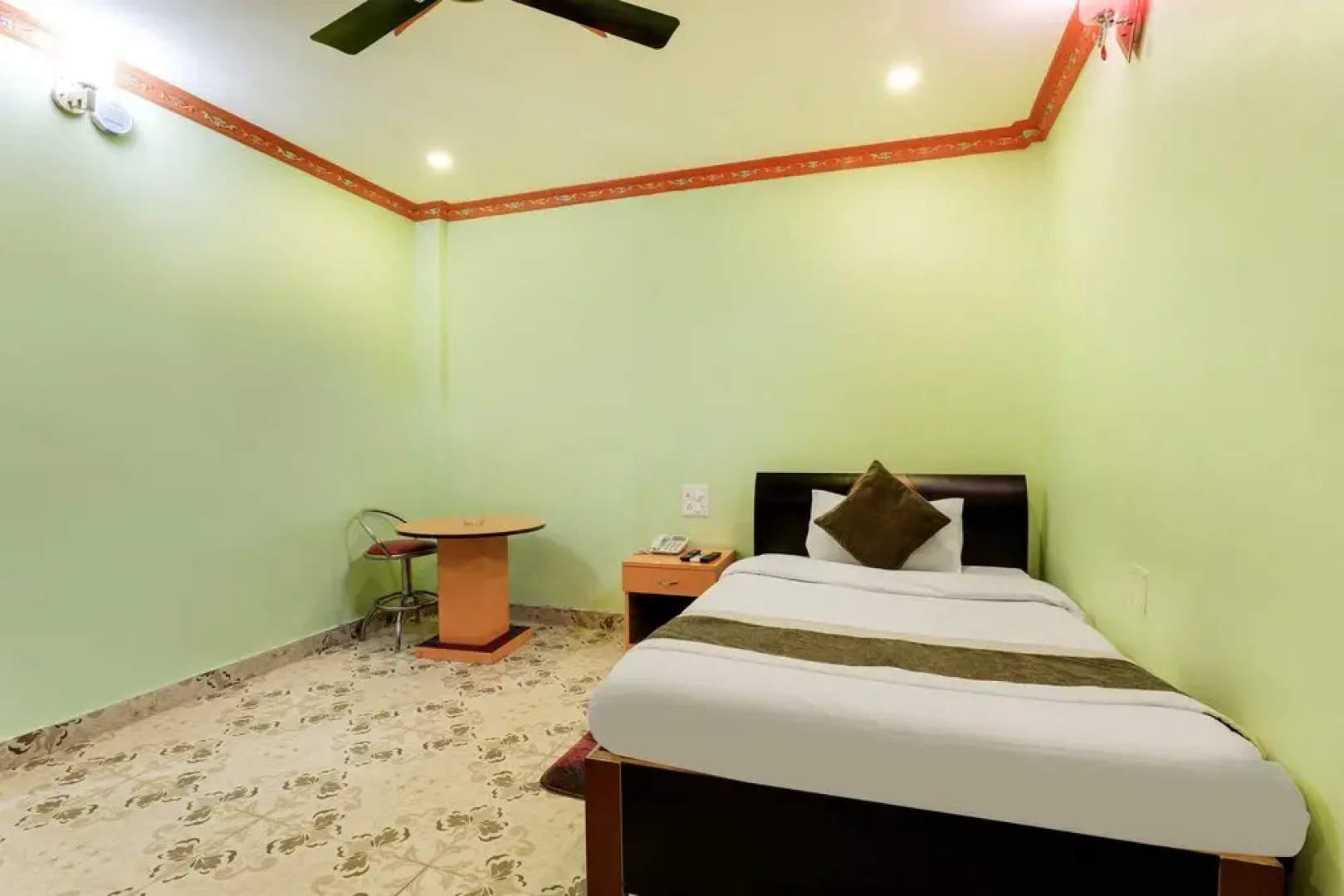 SPOT ON 545 Ghatal Hotel