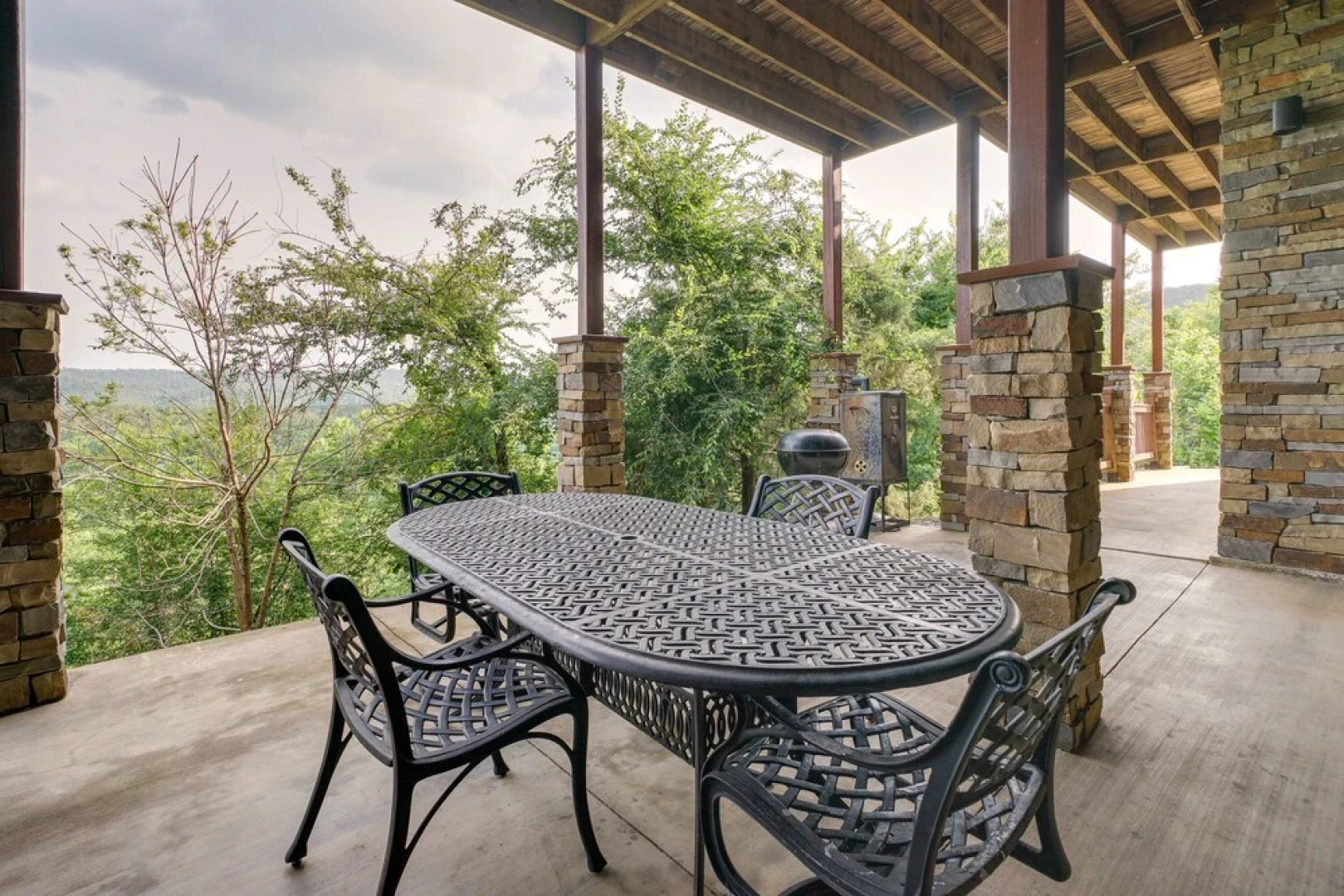 Broken Bow Cabin w/ Game Room & Private Hot Tub!